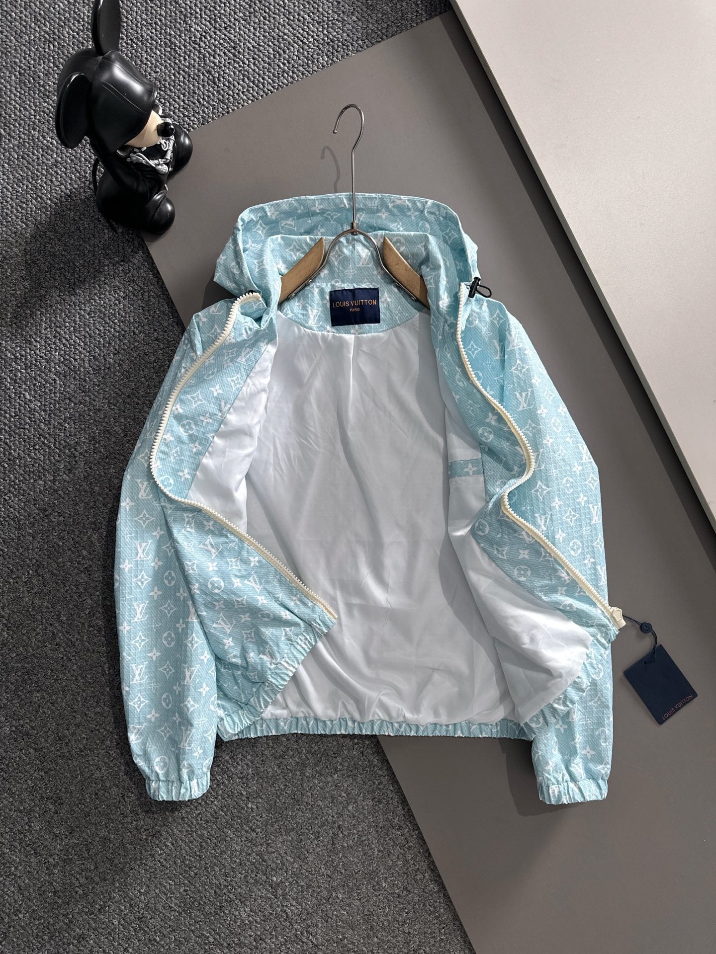 LEICHTE KAPUZENJACKE MIT REISSVERSCHLUSS UND ALLOVER-MUSTER