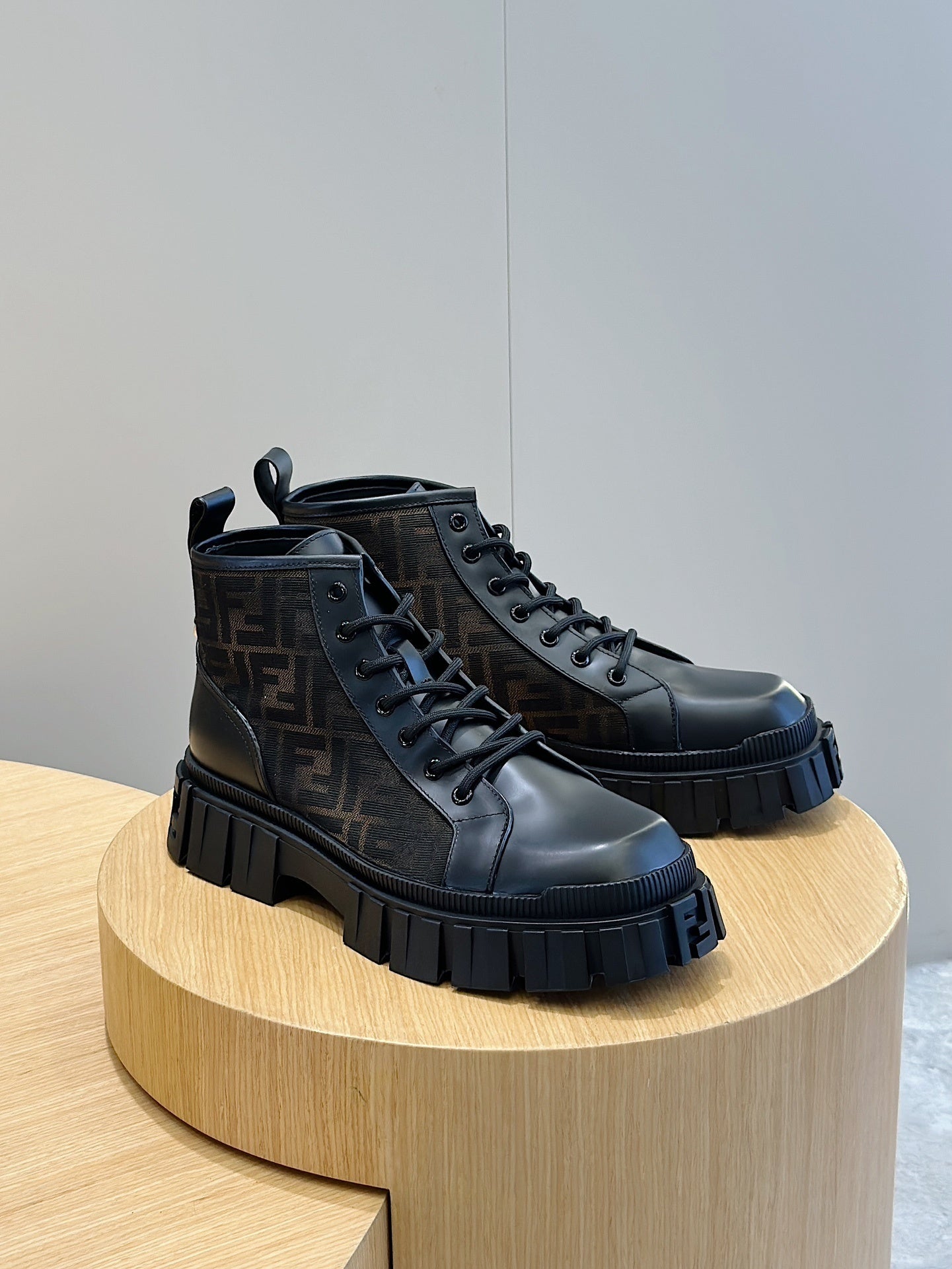 Schwarze Schnürstiefeletten mit Monogramm-Detail und dicker Sohle