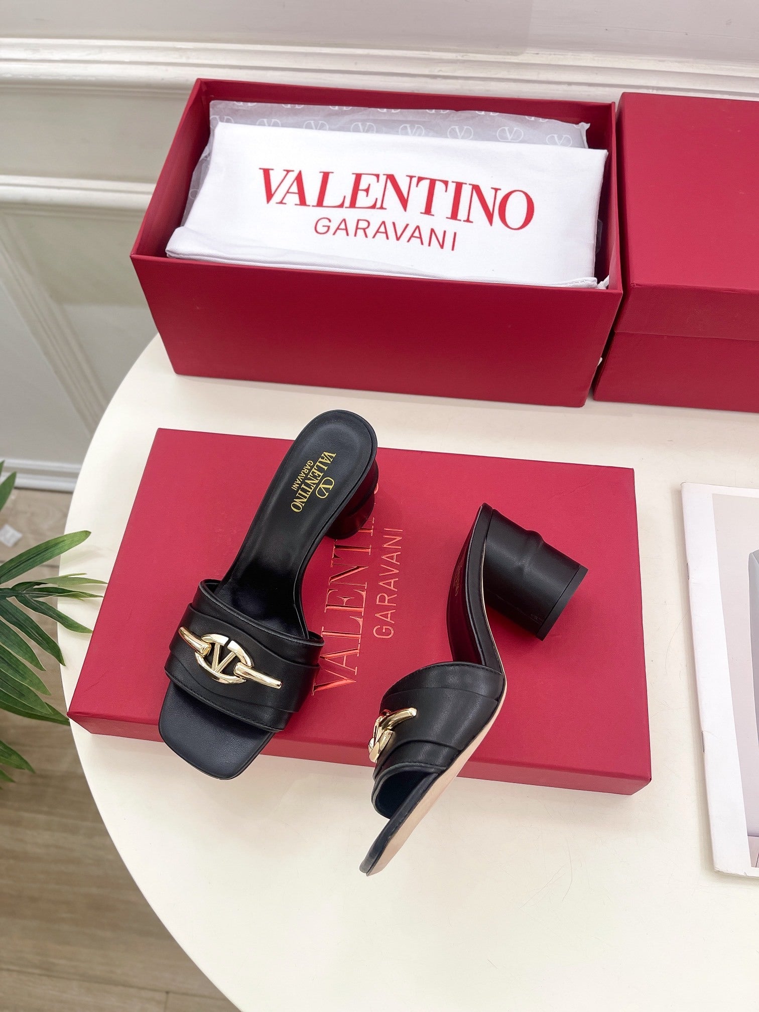 MID-HEEL SLIDE SANDALS – BLACK LEATHER WITH GOLD-TONE HARDWARE