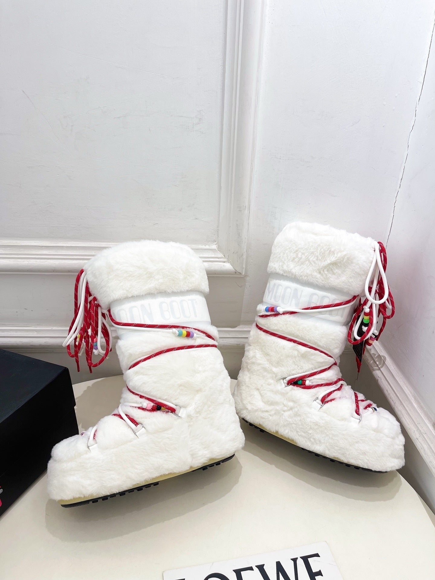 WHITE FAUX FUR LINED WINTER BOOTS WITH DECORATIVE LACES