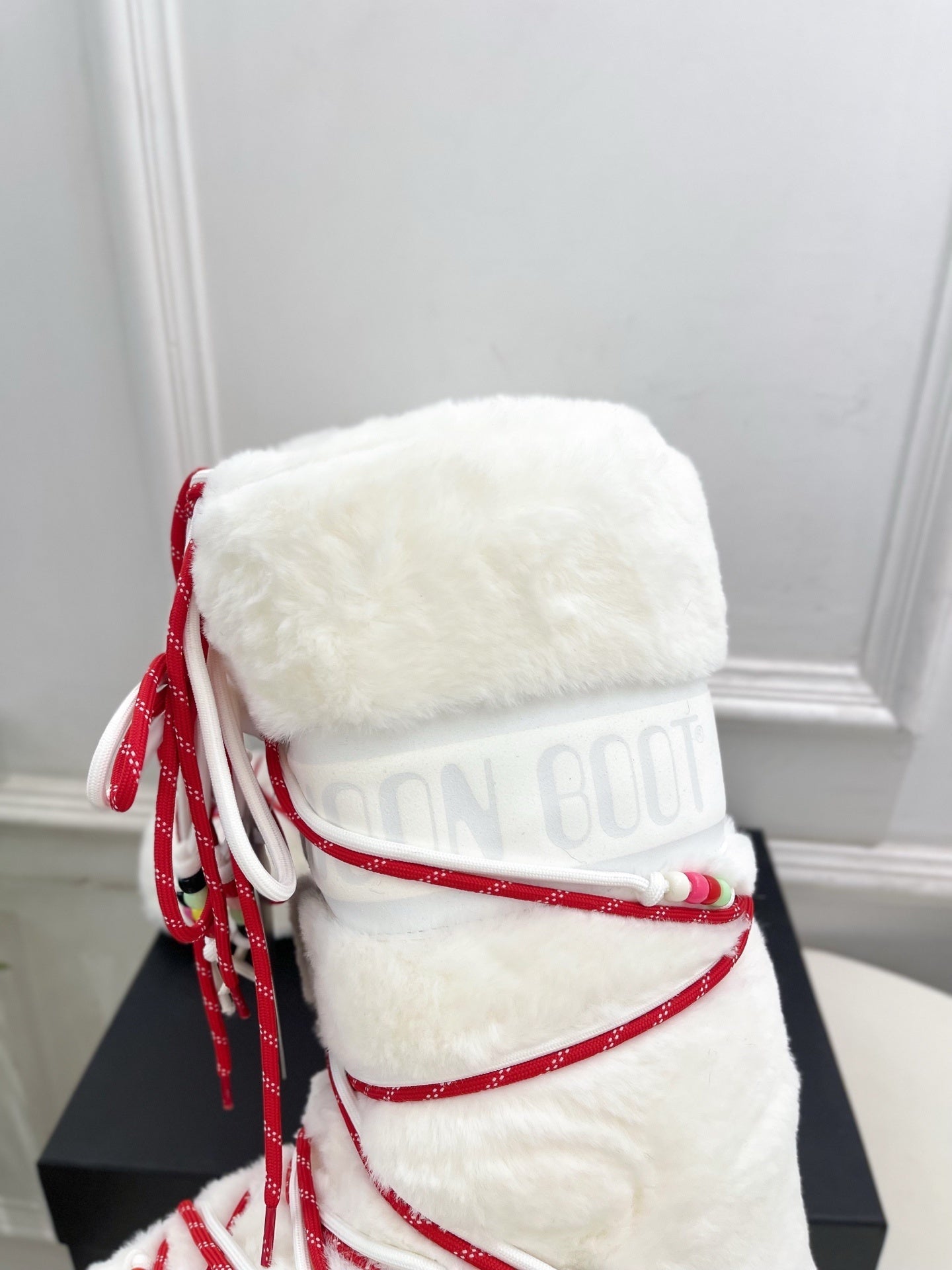 WHITE FAUX FUR LINED WINTER BOOTS WITH DECORATIVE LACES