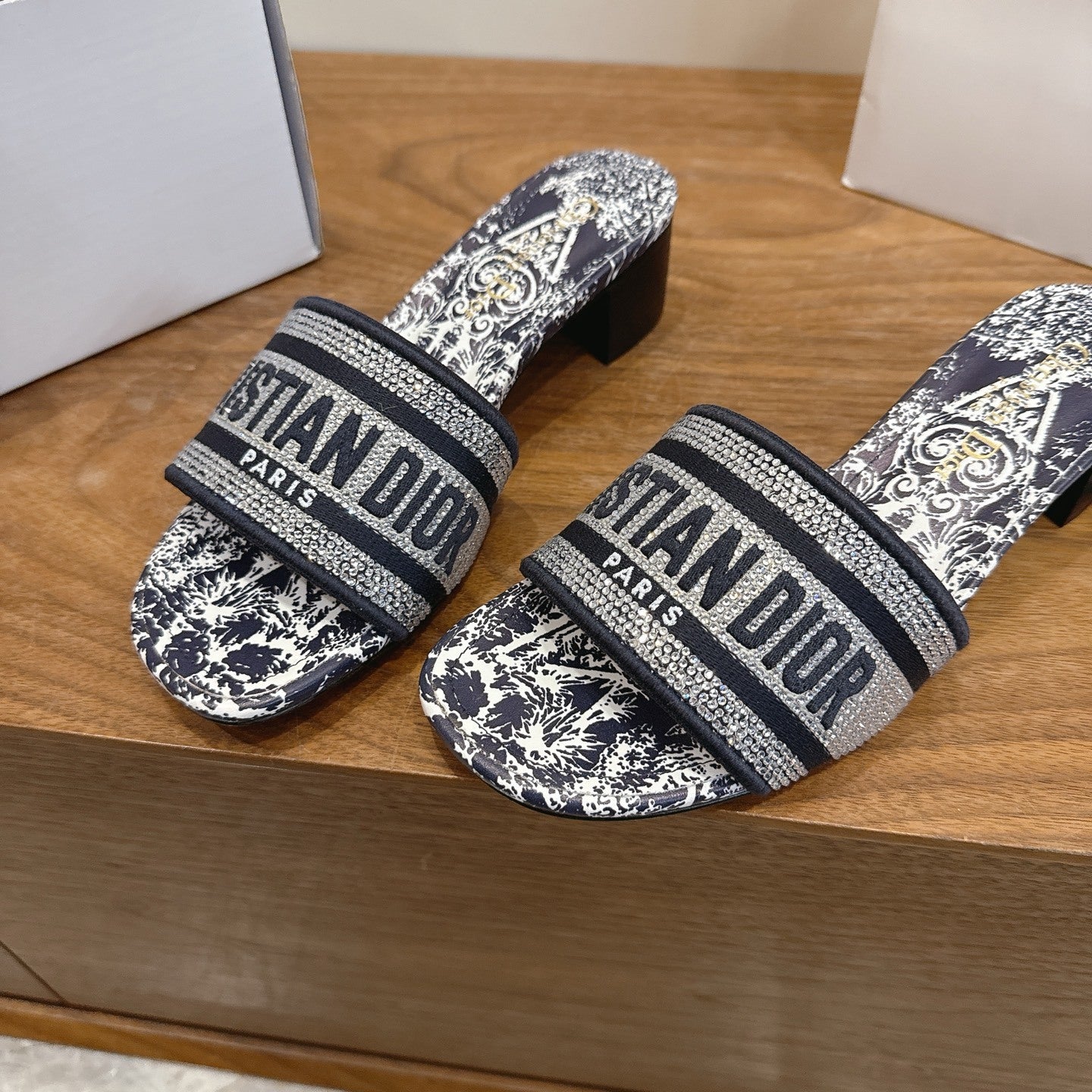 BLACK & WHITE TOILE LOGO SLIDE SANDALS