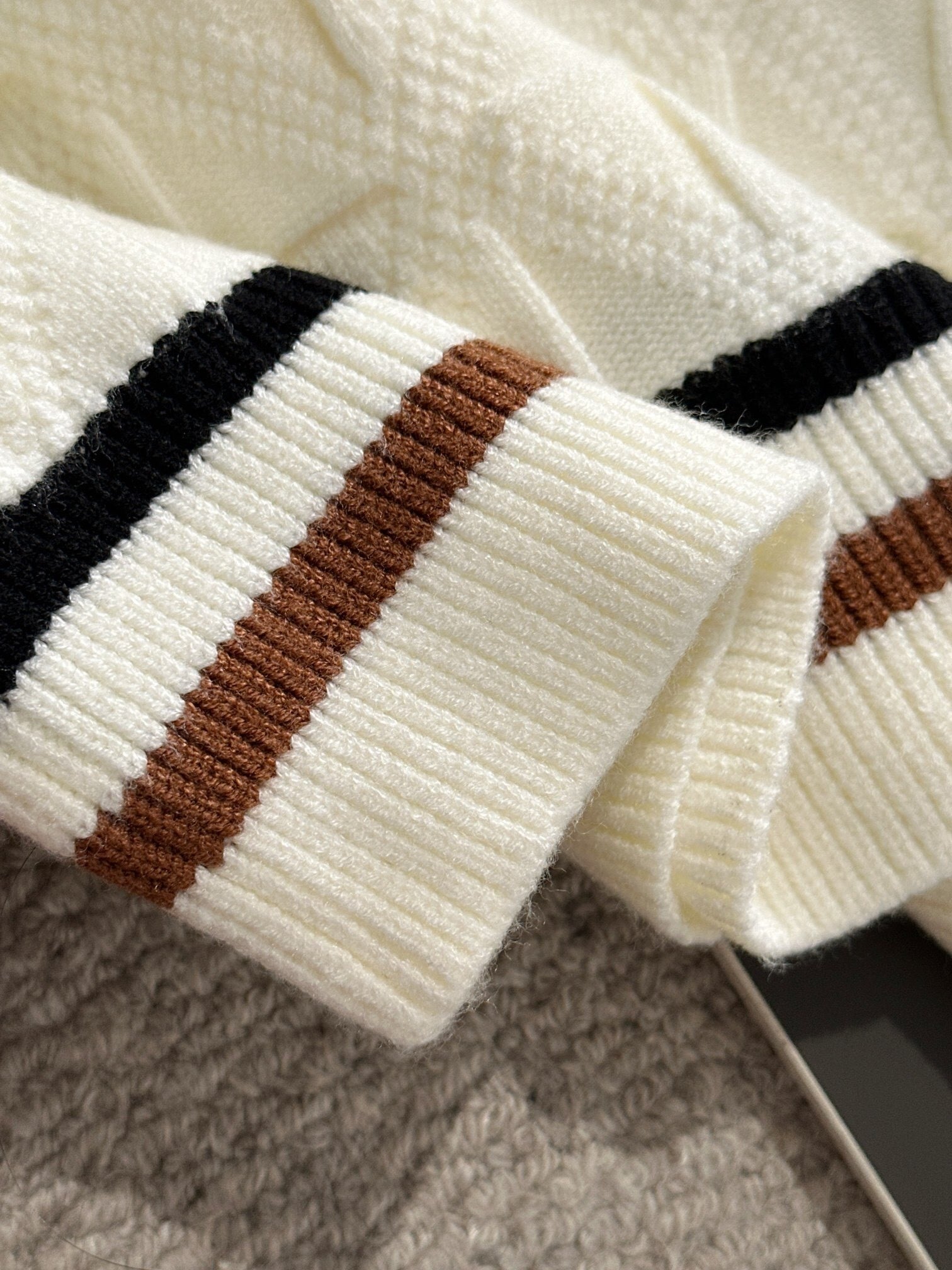 IVORY TEXTURED KNIT SWEATER WITH CONTRAST TRIM