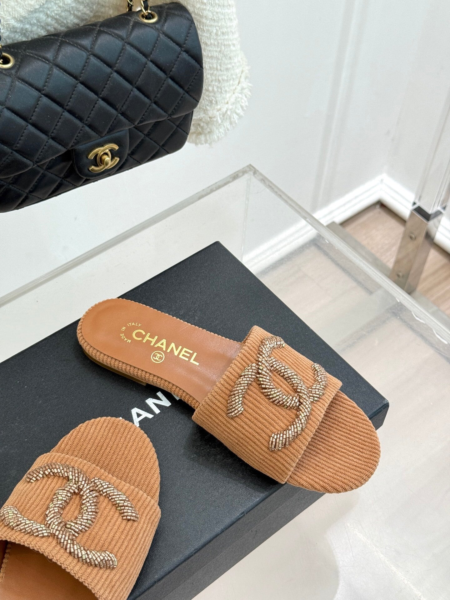 BEIGE TEXTURED SLIDE SANDALS