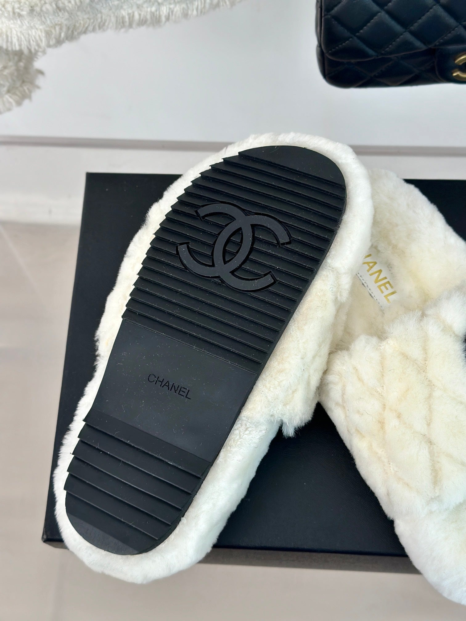 PLUSH FAUX FUR SLIDES – IVORY