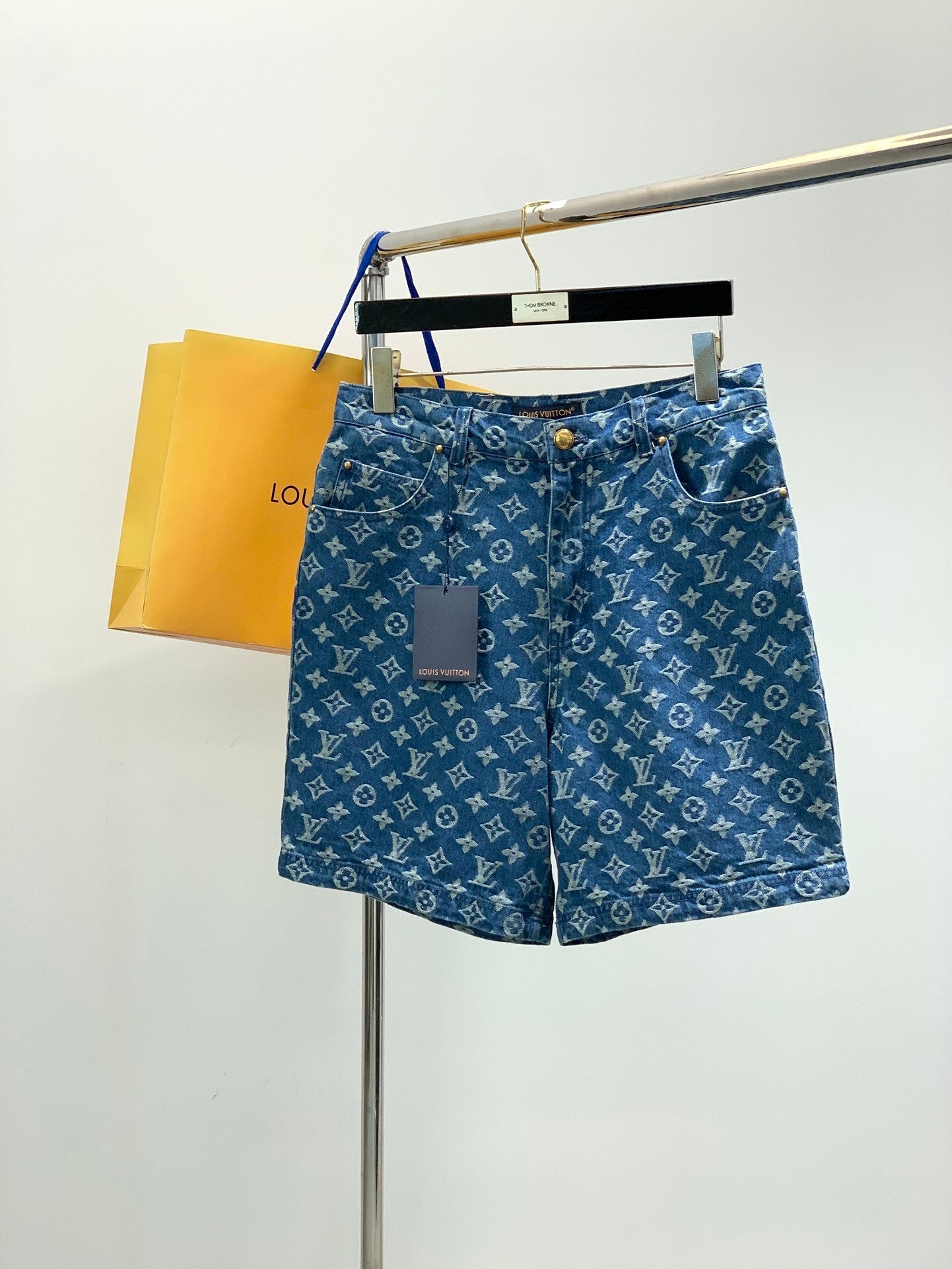 Jeansshorts mit Monogrammmuster