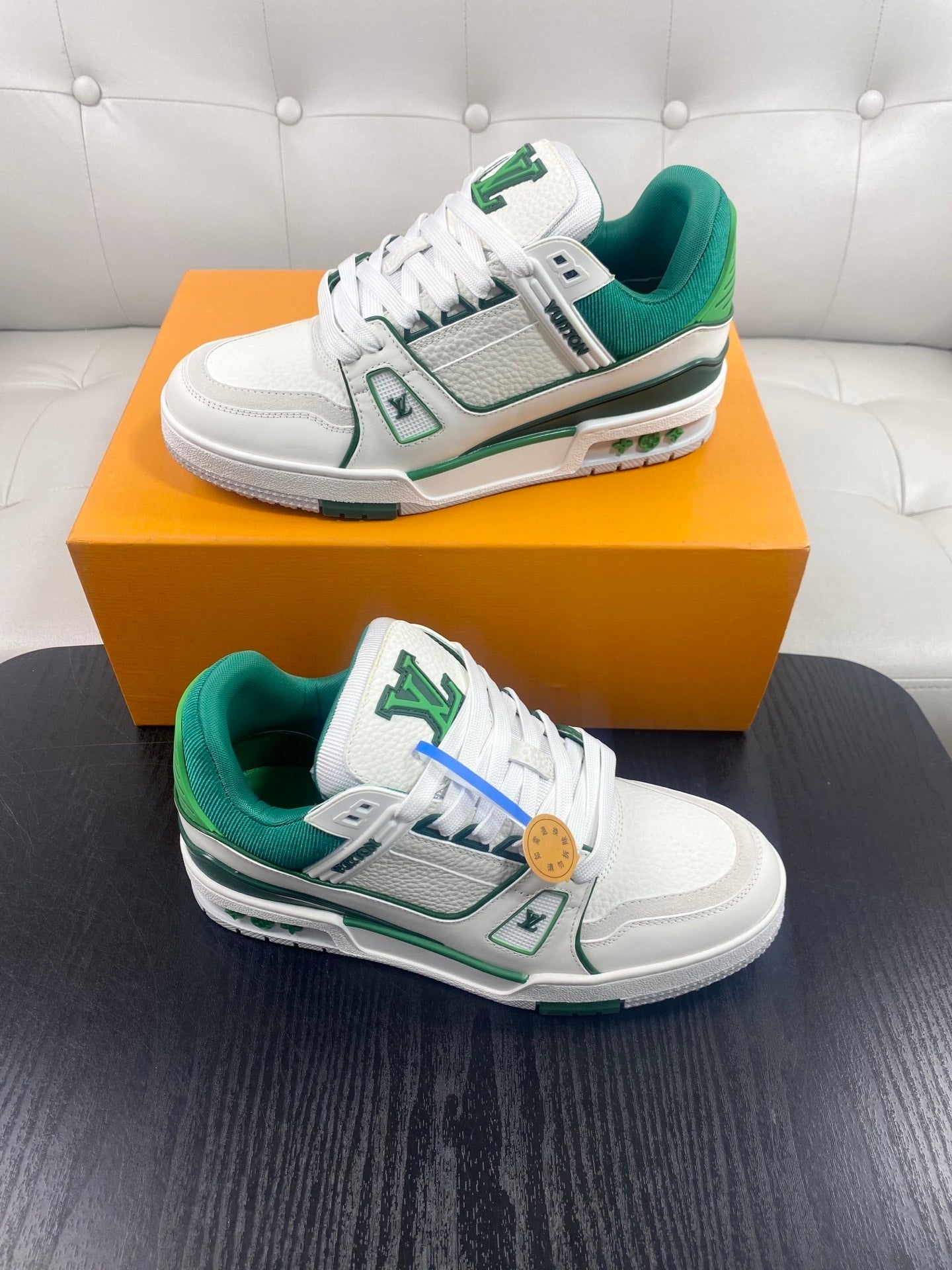 LOW-TOP LEATHER SNEAKERS WITH GREEN ACCENTS