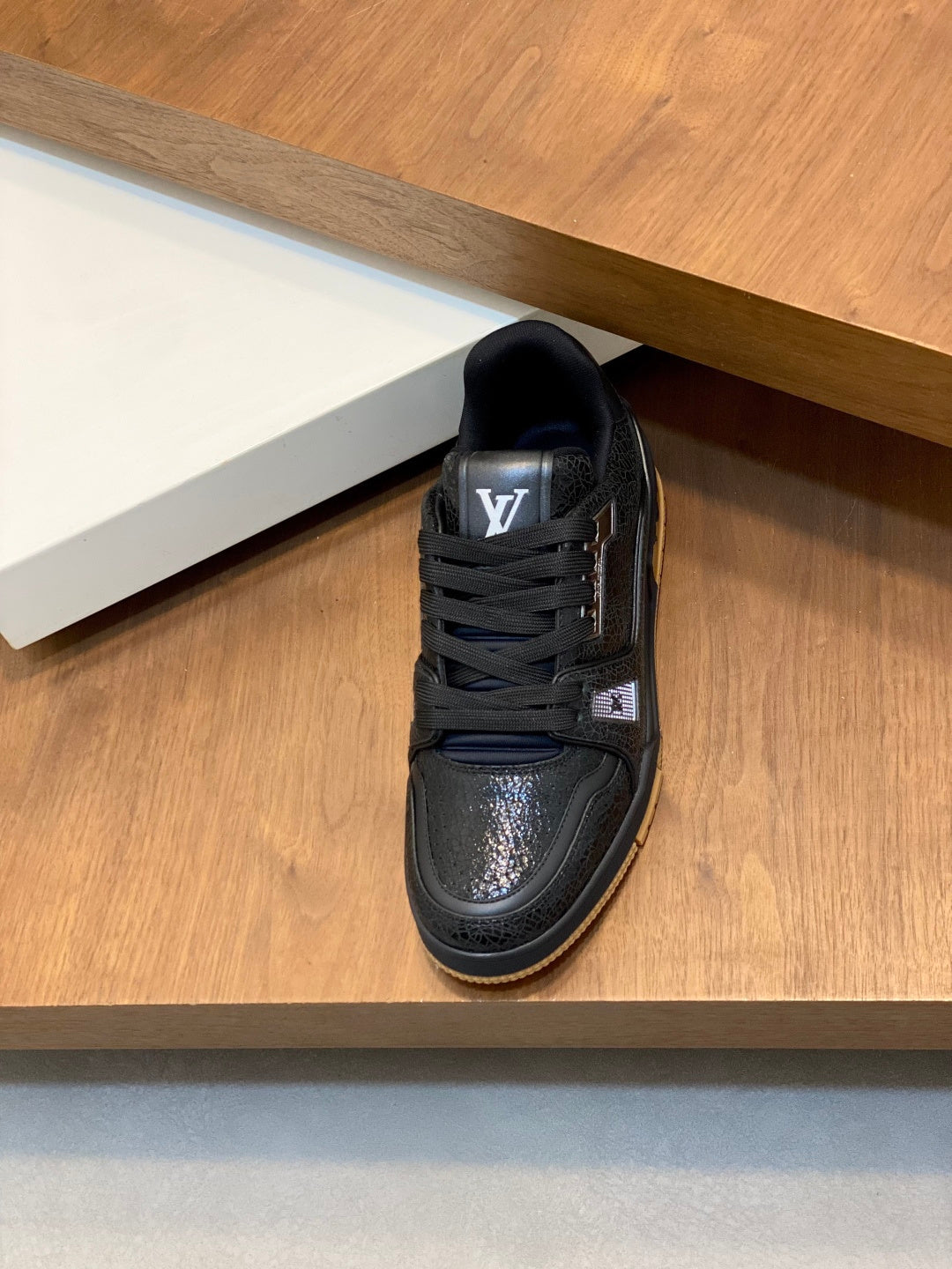 BLACK LOW-TOP LEATHER SNEAKERS WITH TEXTURED DETAILS