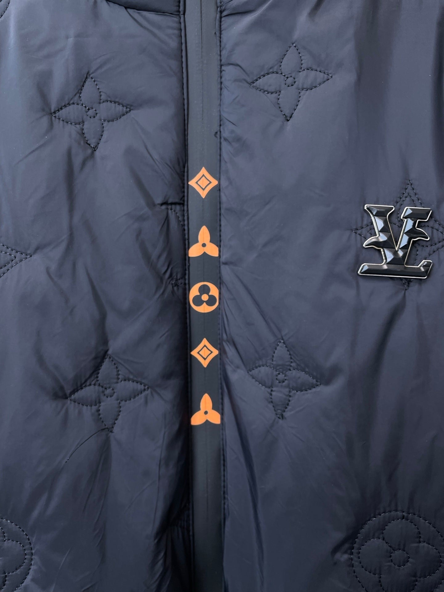 GESTEPPTE, ISOLIERTE REISSVERSCHLUSSJACKE MIT KAPUZE