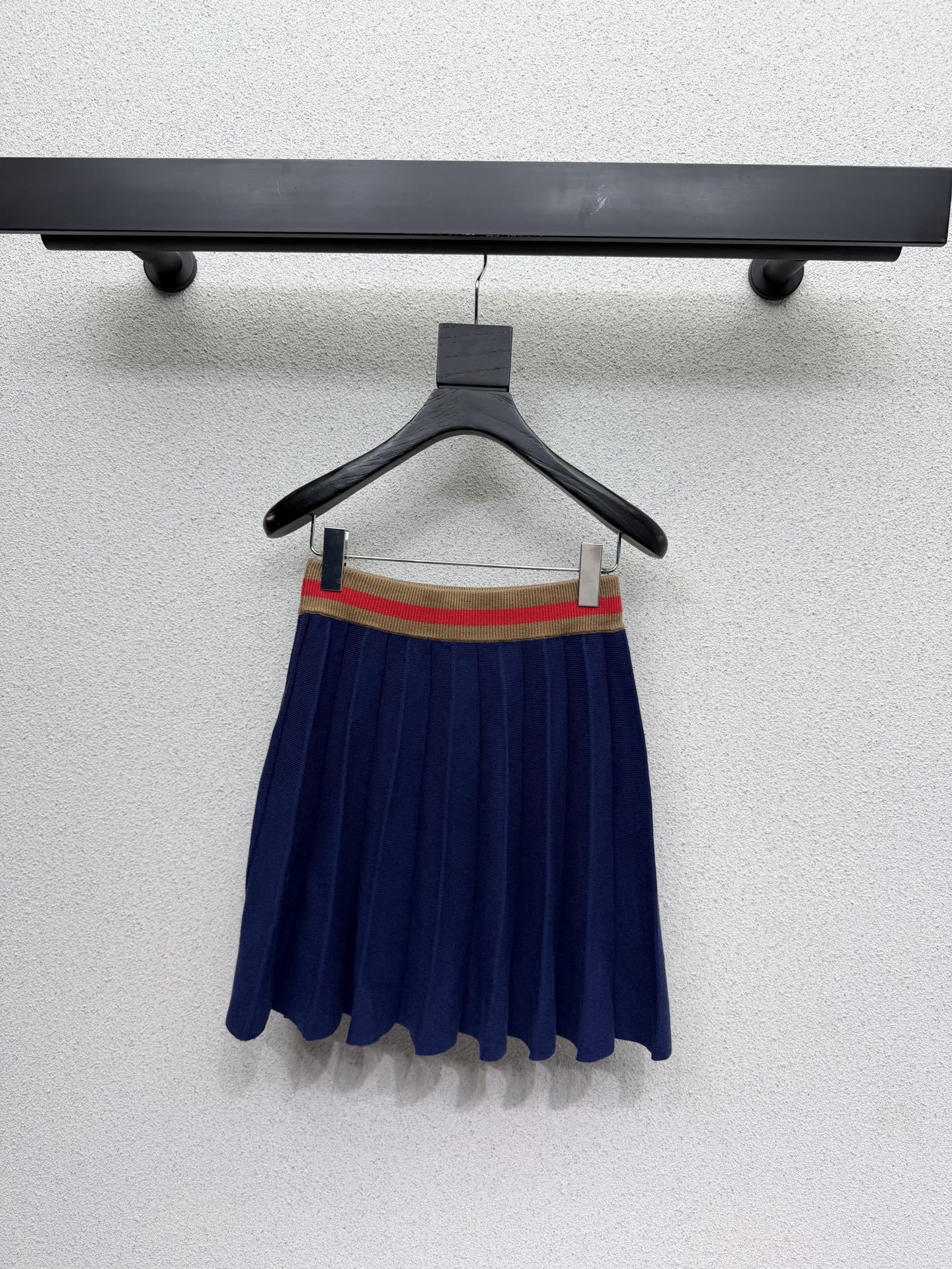 SET TEJIDO PREMIUM CON FALDA PLISADA Y TOP BORDADO