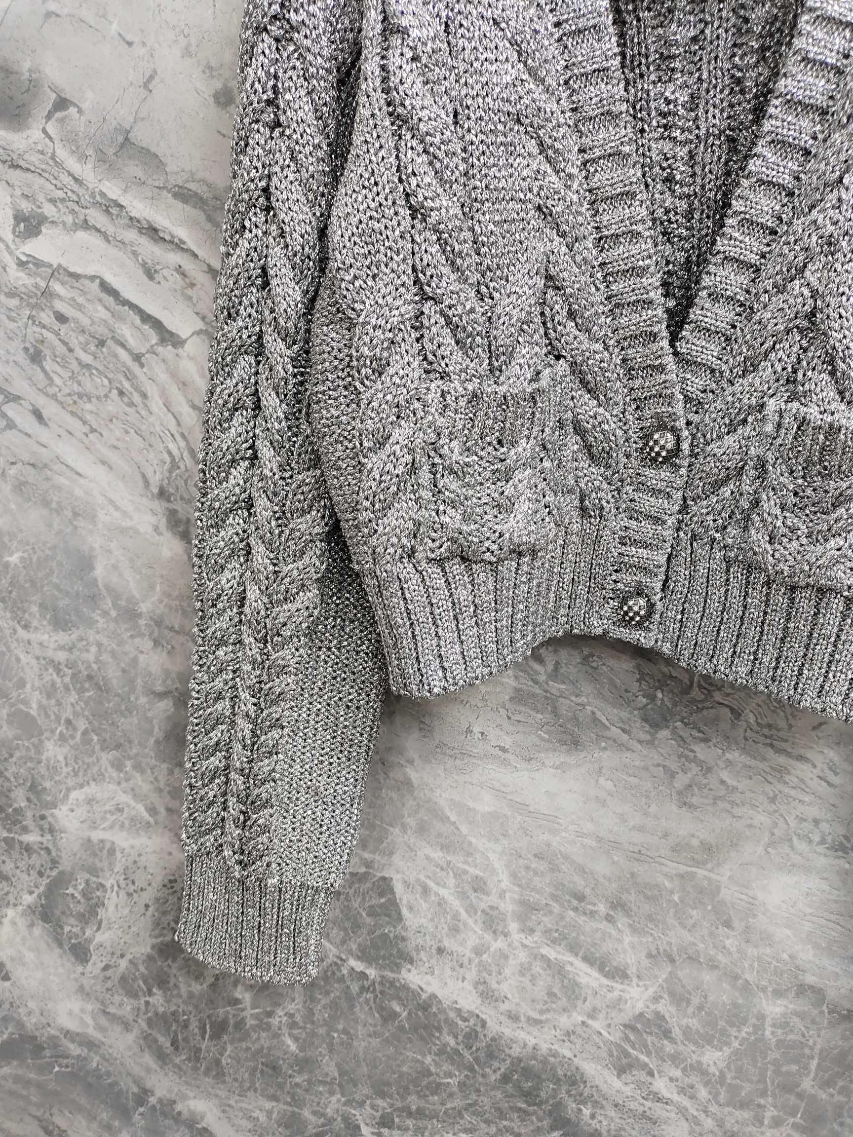 CROPPED CABLE KNIT CARDIGAN