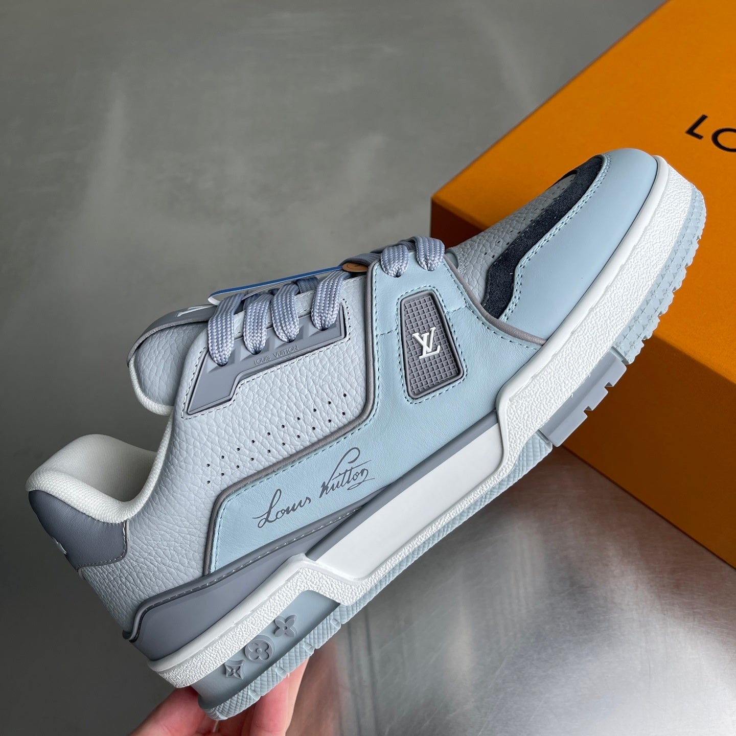 LIGHT BLUE LOW-TOP LEATHER SNEAKERS WITH CONTRAST PANELS