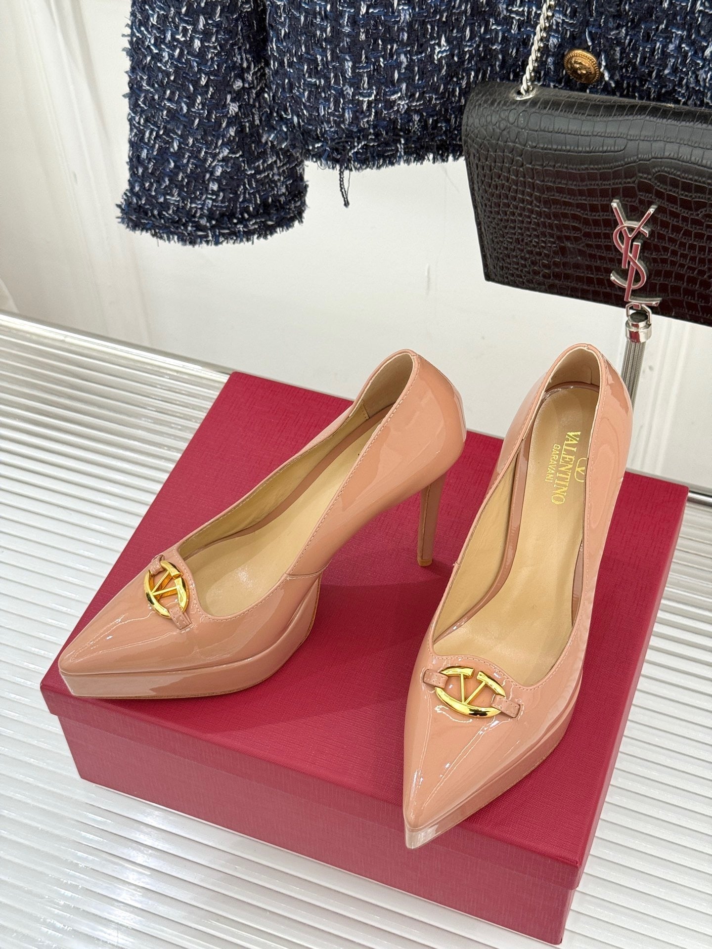 Rosafarbene Lack-Plateau-Pumps mit goldenen Akzenten