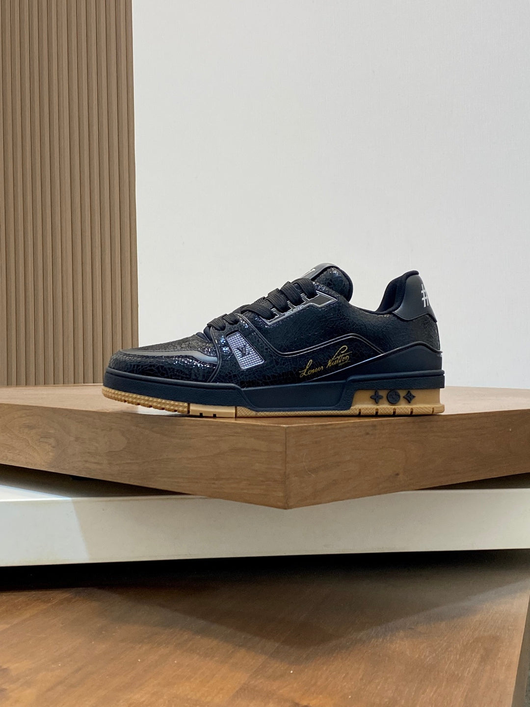 BLACK LOW-TOP LEATHER SNEAKERS WITH TEXTURED DETAILS