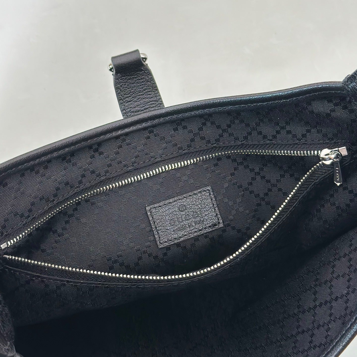 Minimalistische schwarze Schultertasche