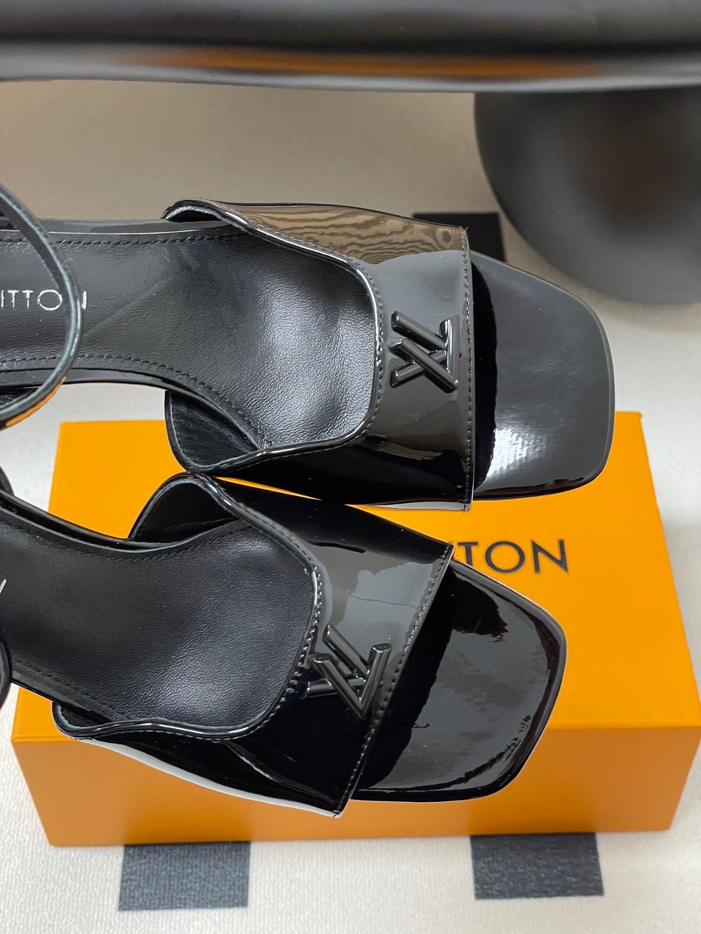 PATENT LEATHER BLOCK HEEL SANDALS – BLACK