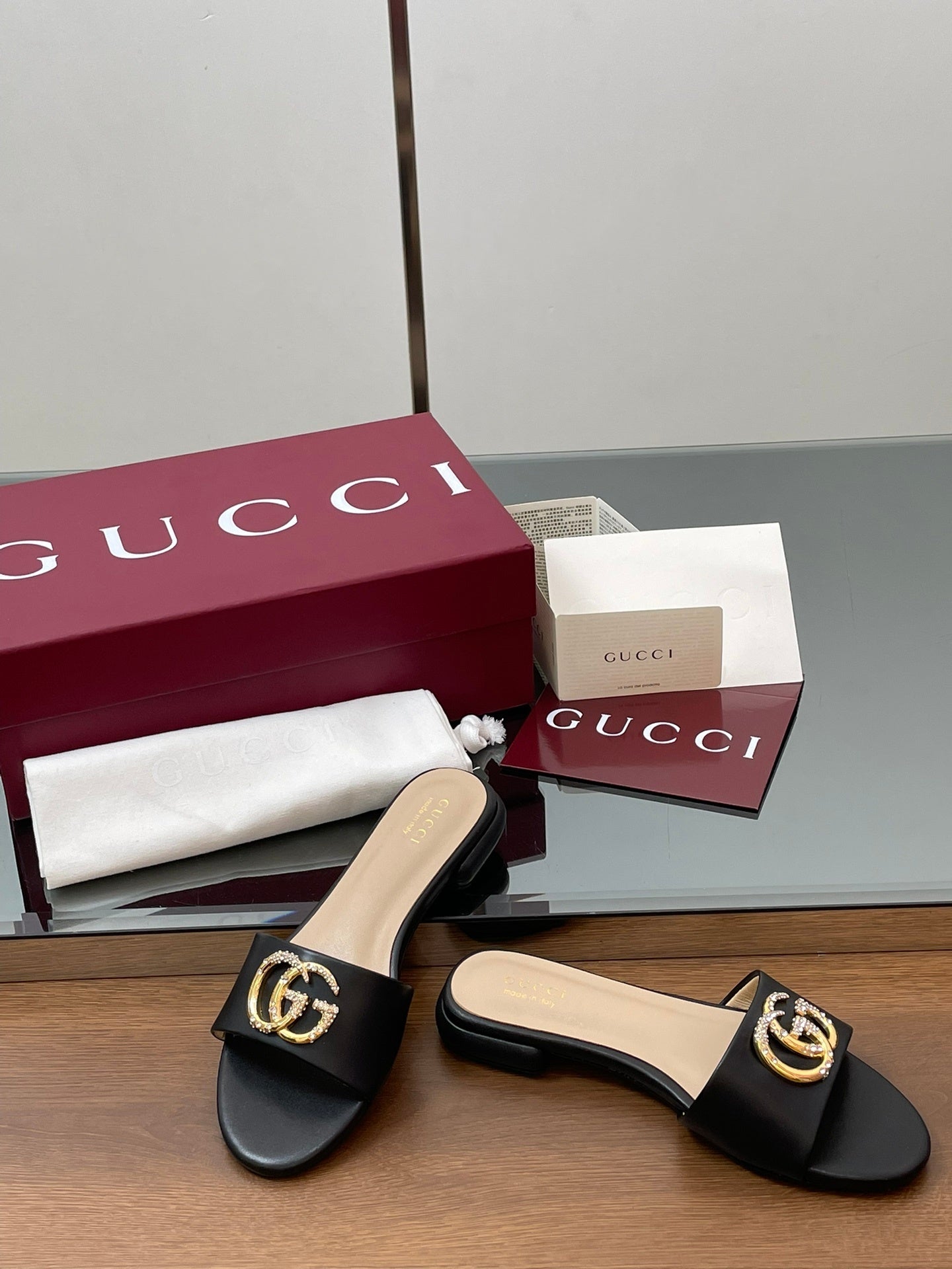 BLACK METALLIC LOGO FLAT SLIDES
