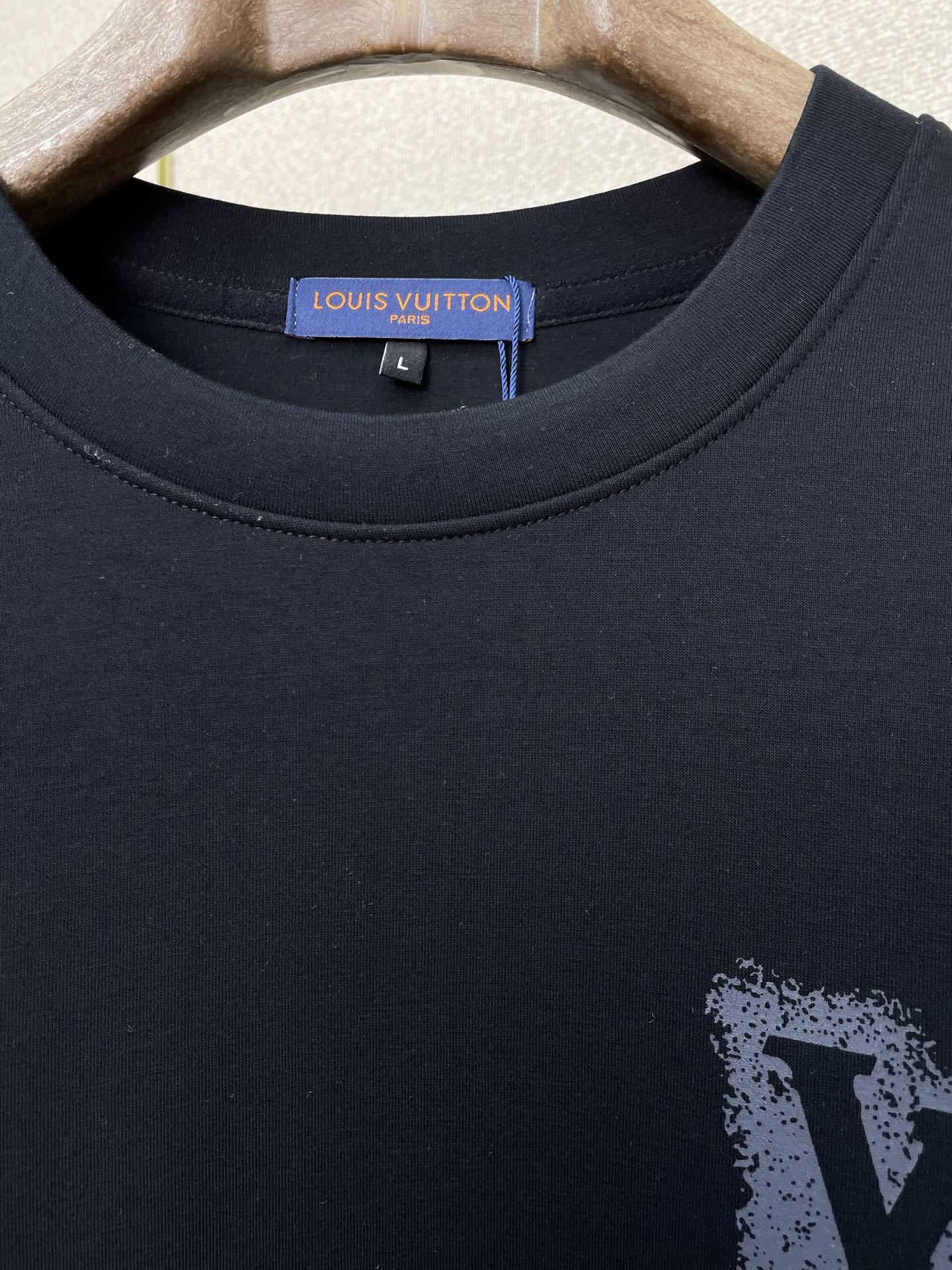 MINIMAL GRAPHIC CREWNECK SWEATSHIRT