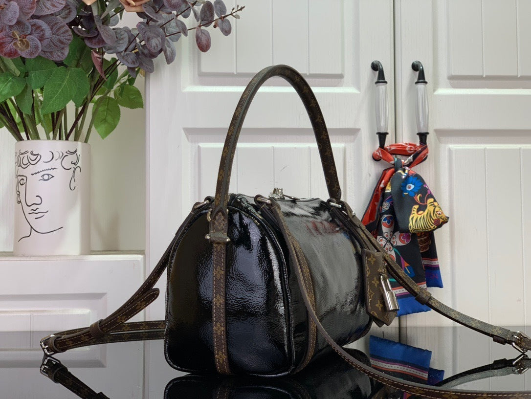 SLEEK ZIP SHOULDER BAG