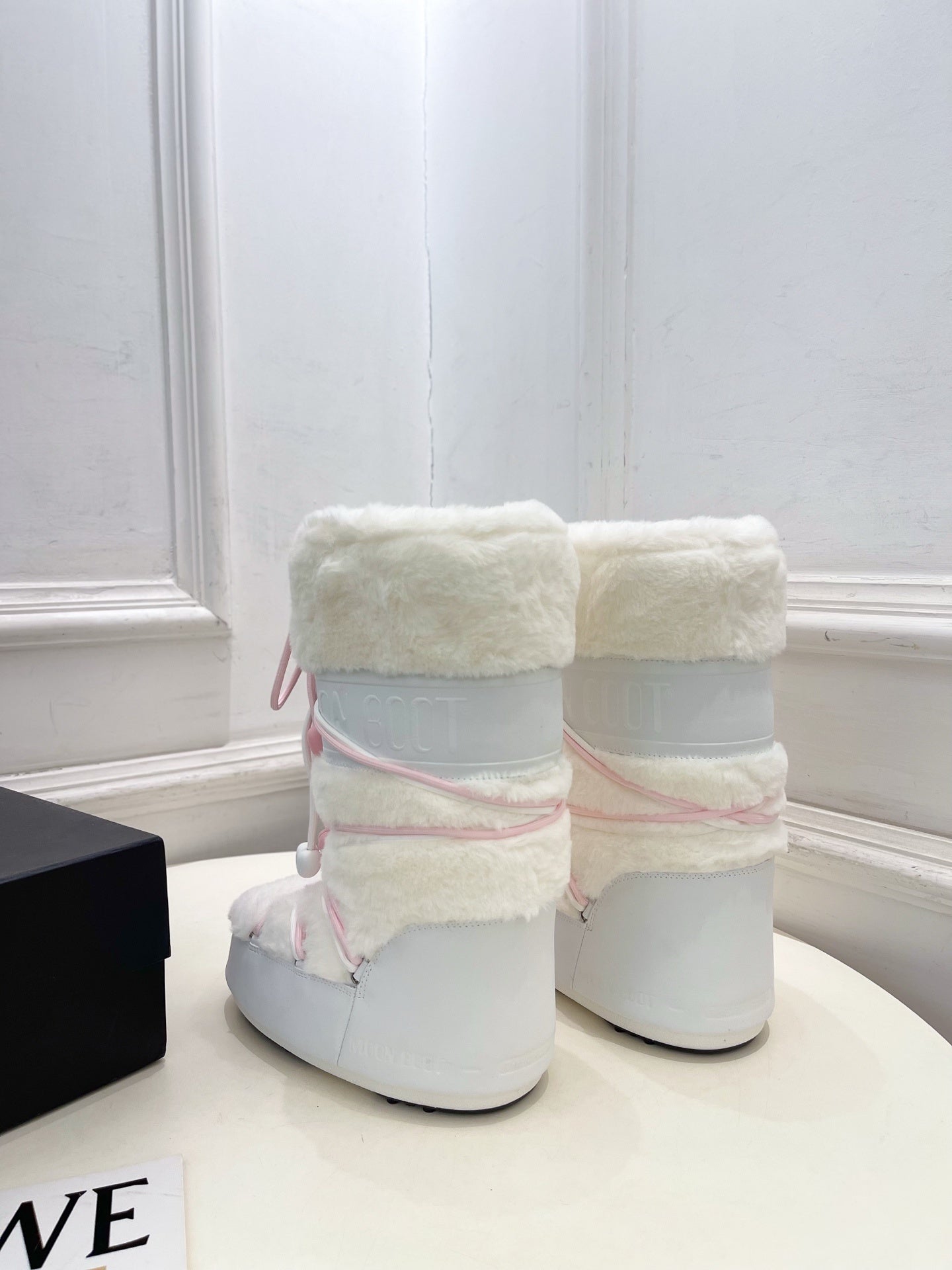 WHITE FAUX FUR LINED WINTER BOOTS WITH PINK HEART LACES