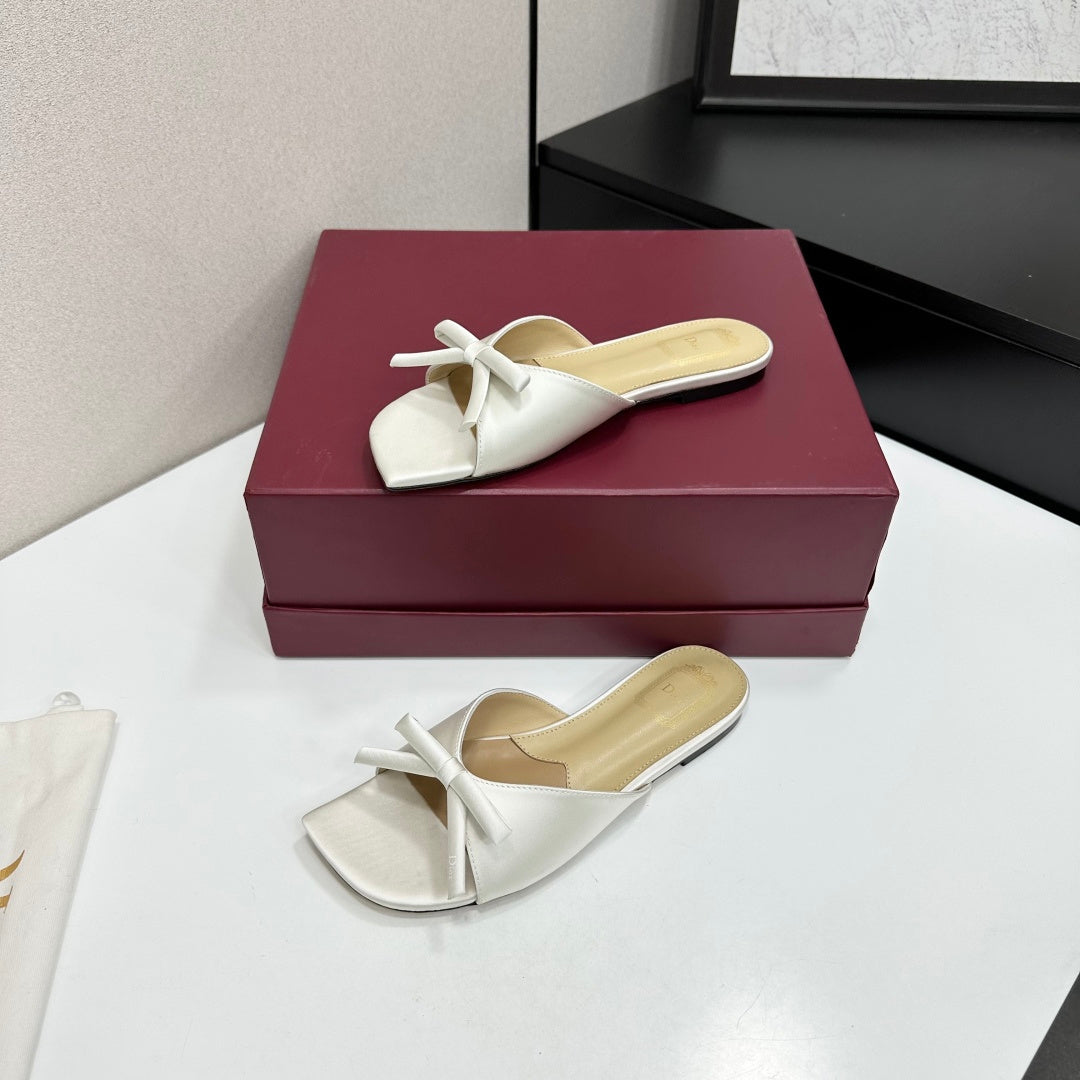 MINIMAL BOW DETAIL WHITE FLAT MULE SANDALS
