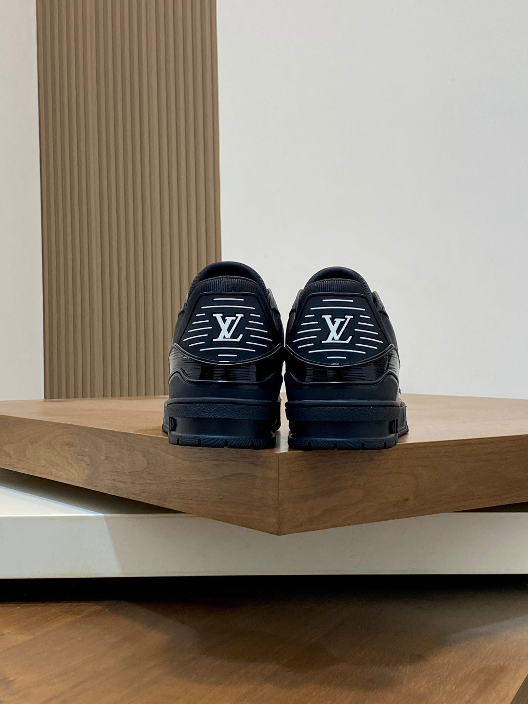 BLACK GLOSS LOW-TOP SNEAKERS