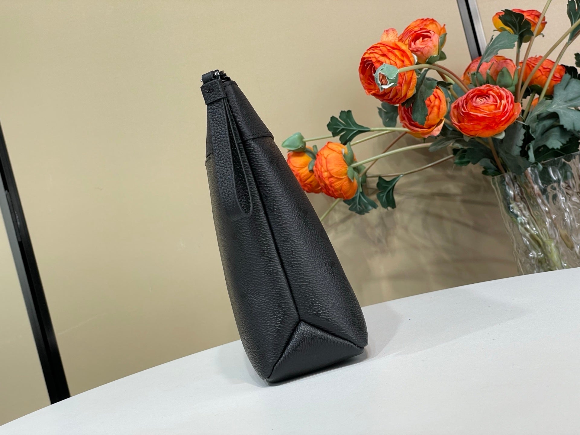 MINIMALIST LEATHER ZIP POUCH