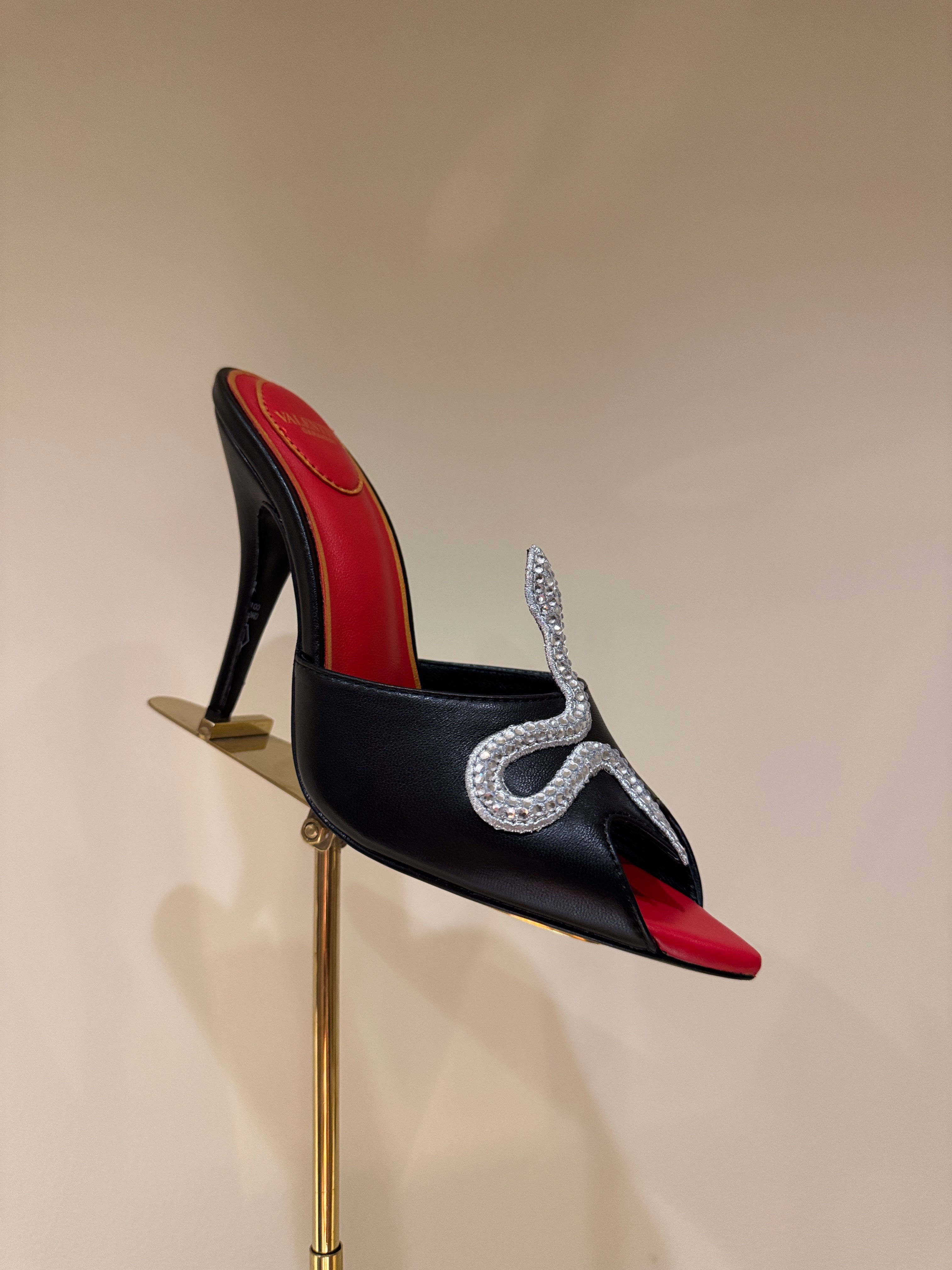 EMBELLISHED POINTED MULE HEELS – BLACK & RED
