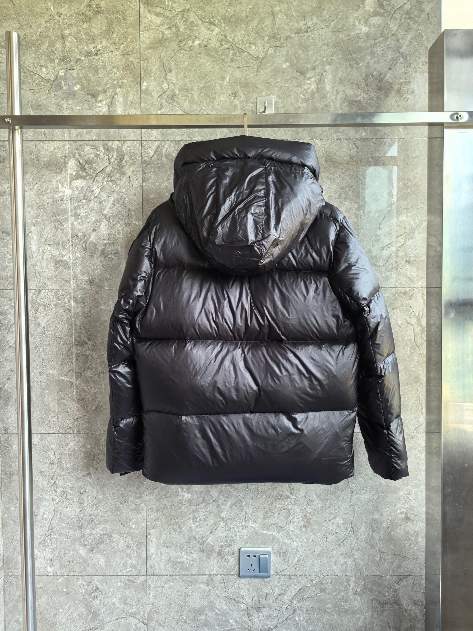 BLACK HOODED PUFFER JACKET