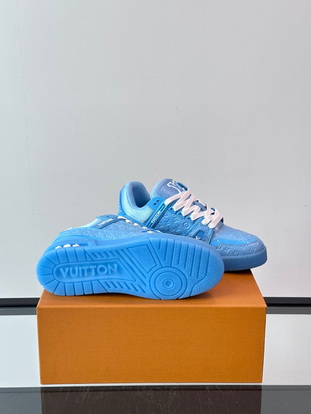 BLAUE MONOGRAMM-SNEAKER MIT NIEDRIGEM TOP-SCHNITTEN