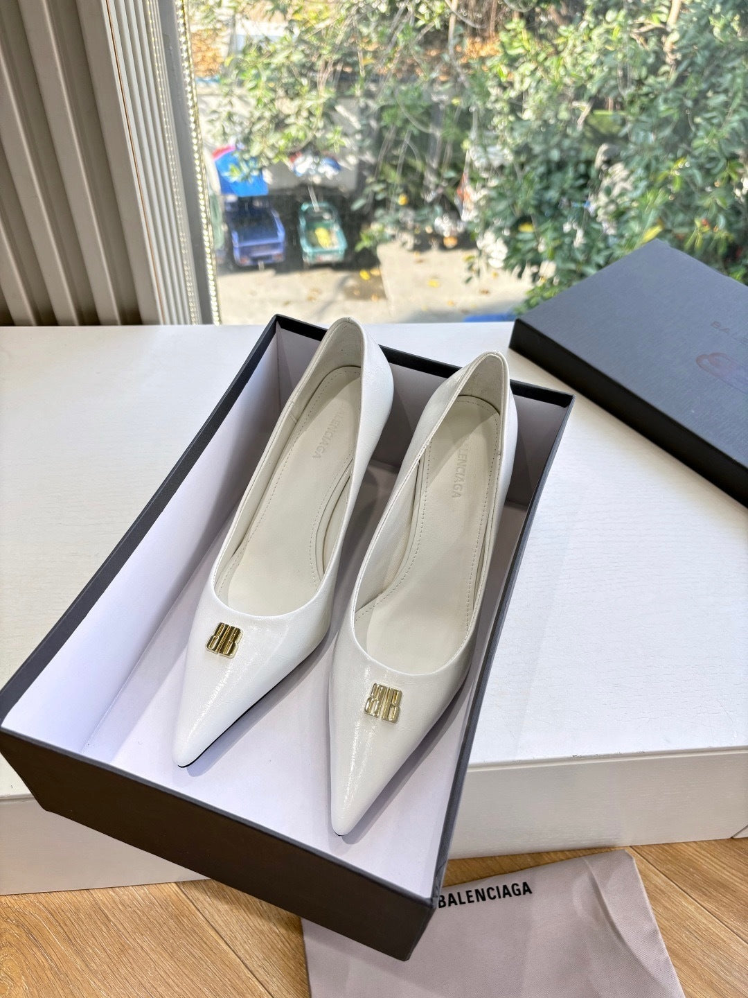 CLASSIC WHITE POINTED-TOE STILETTO HEELS