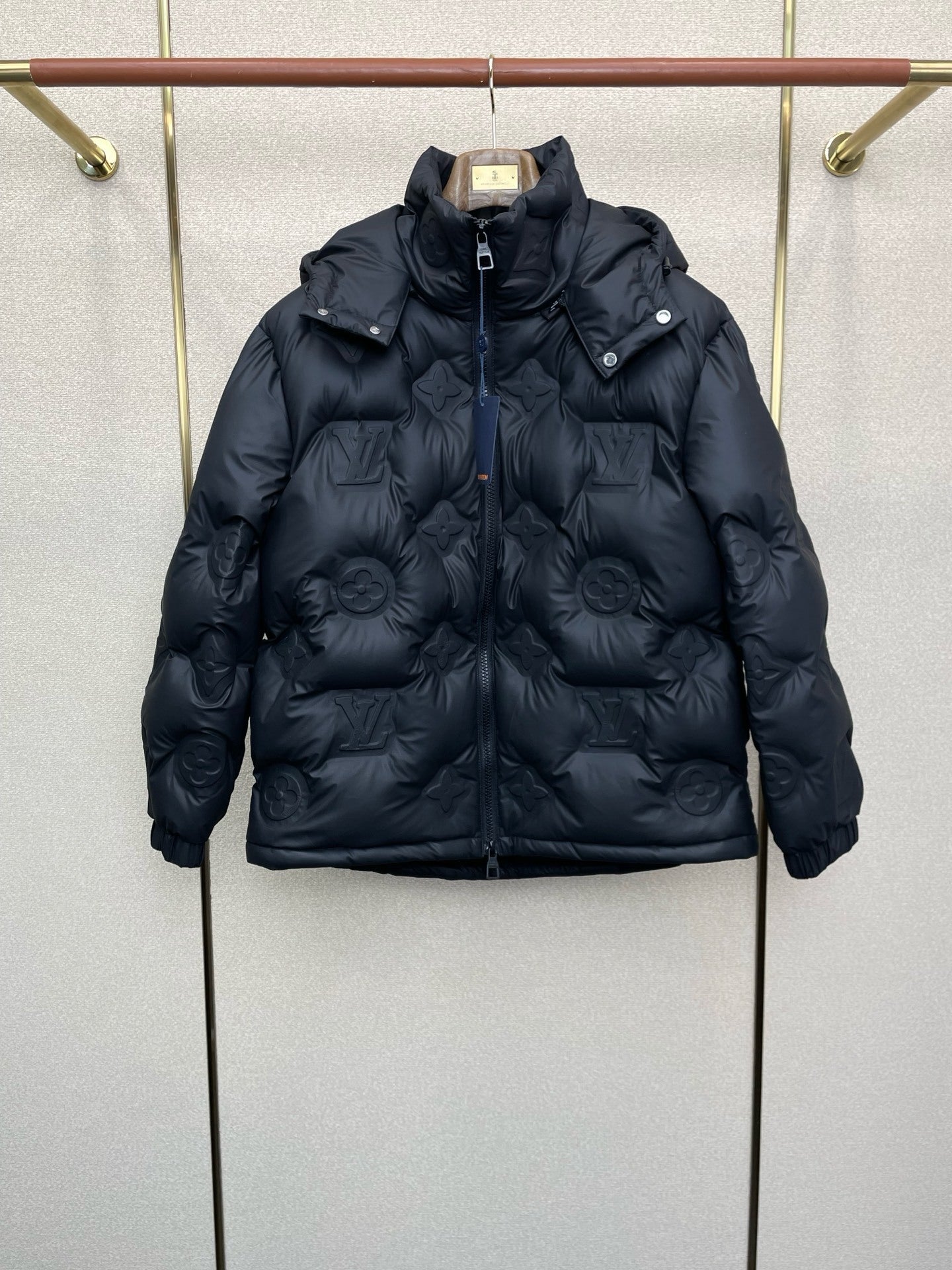 Daunenjacke mit geprägtem geometrischem Muster