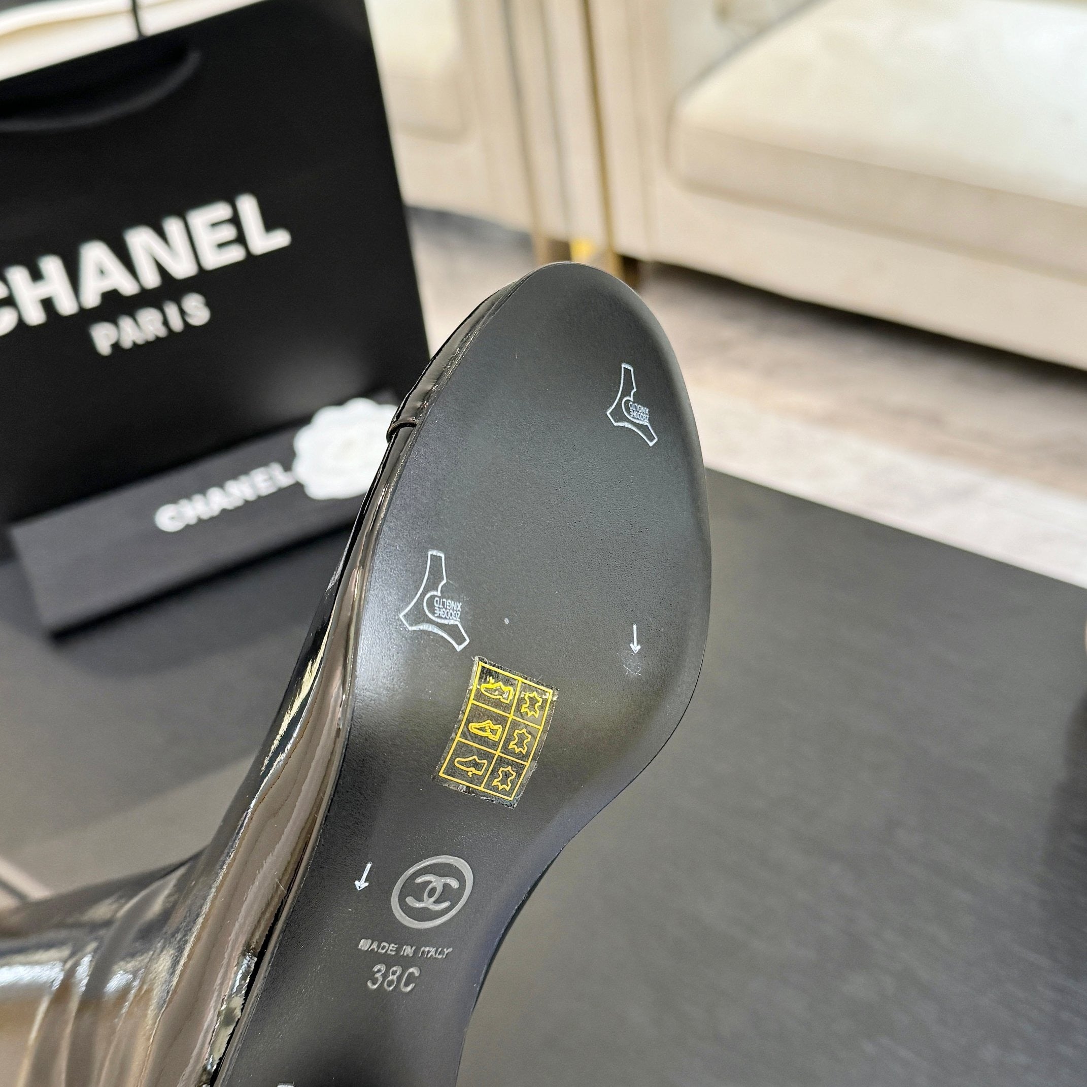 BLACK PATENT KNEE-HIGH BOOTS WITH SCULPTURAL BALL HEEL