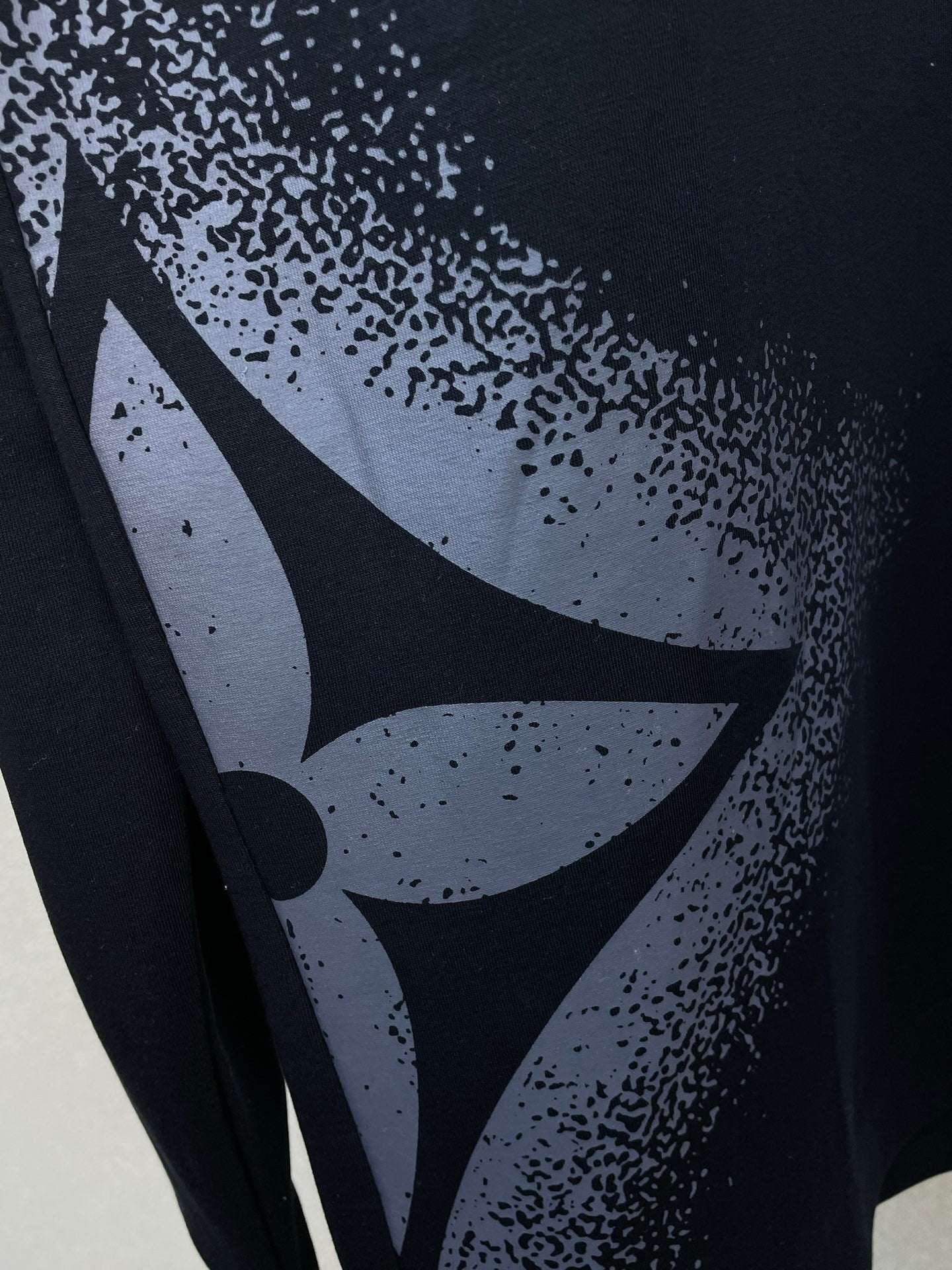 MINIMAL GRAPHIC CREWNECK SWEATSHIRT