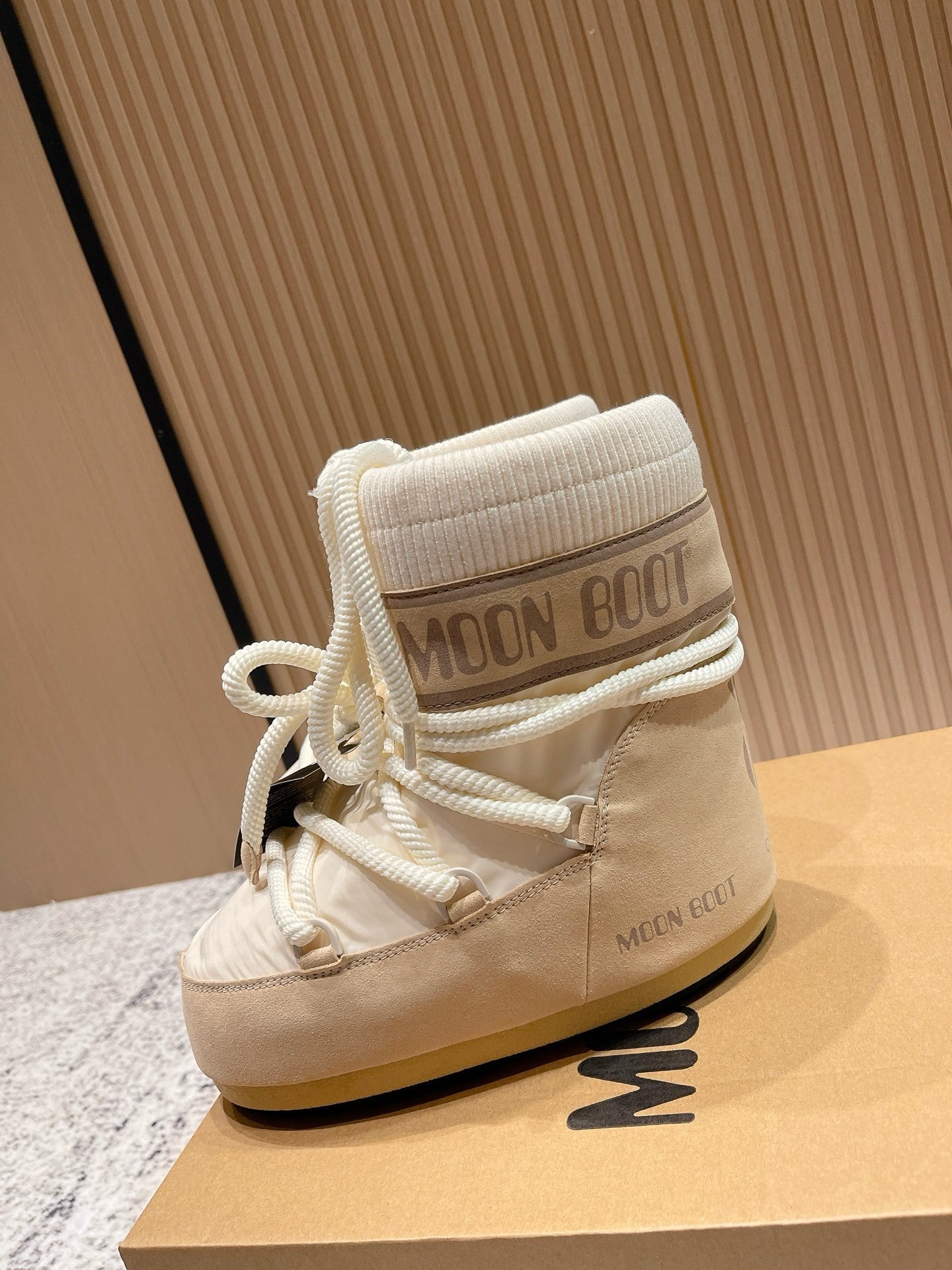 CREAM PADDED WINTER BOOTS WITH LACE-UP CLOSURE