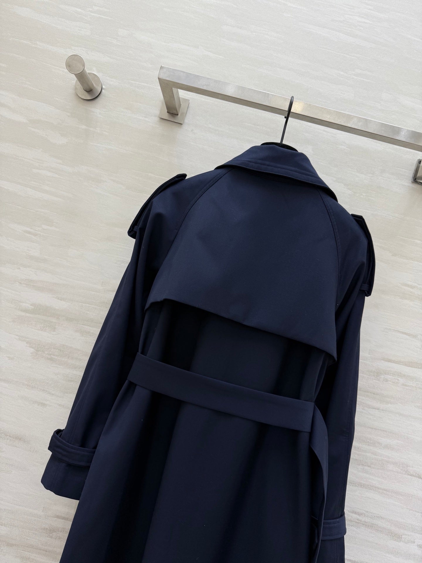 CLASSIC DOUBLE-BREASTED TRENCH COAT IN DEEP NAVY