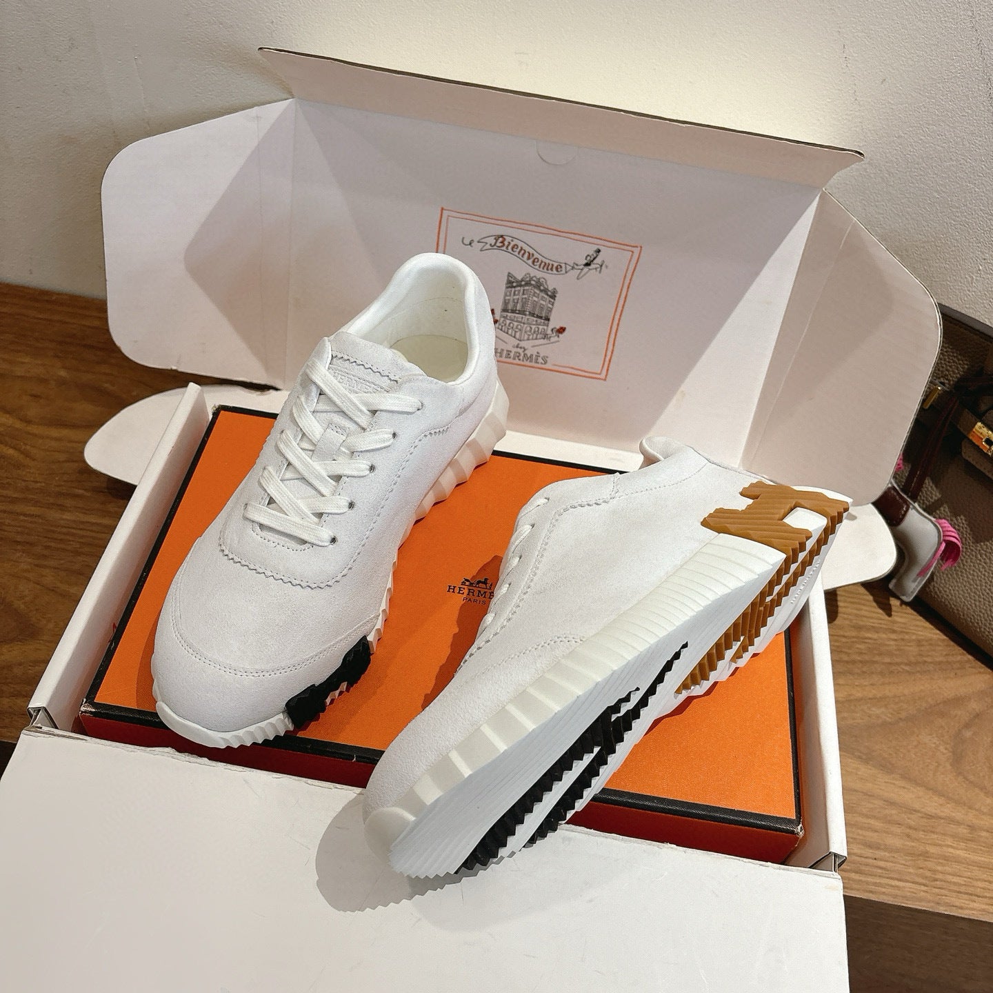 SNEAKER MIT NIEDRIGEM TOP AUS WEISSEM LEDER UND WILDLEDER 