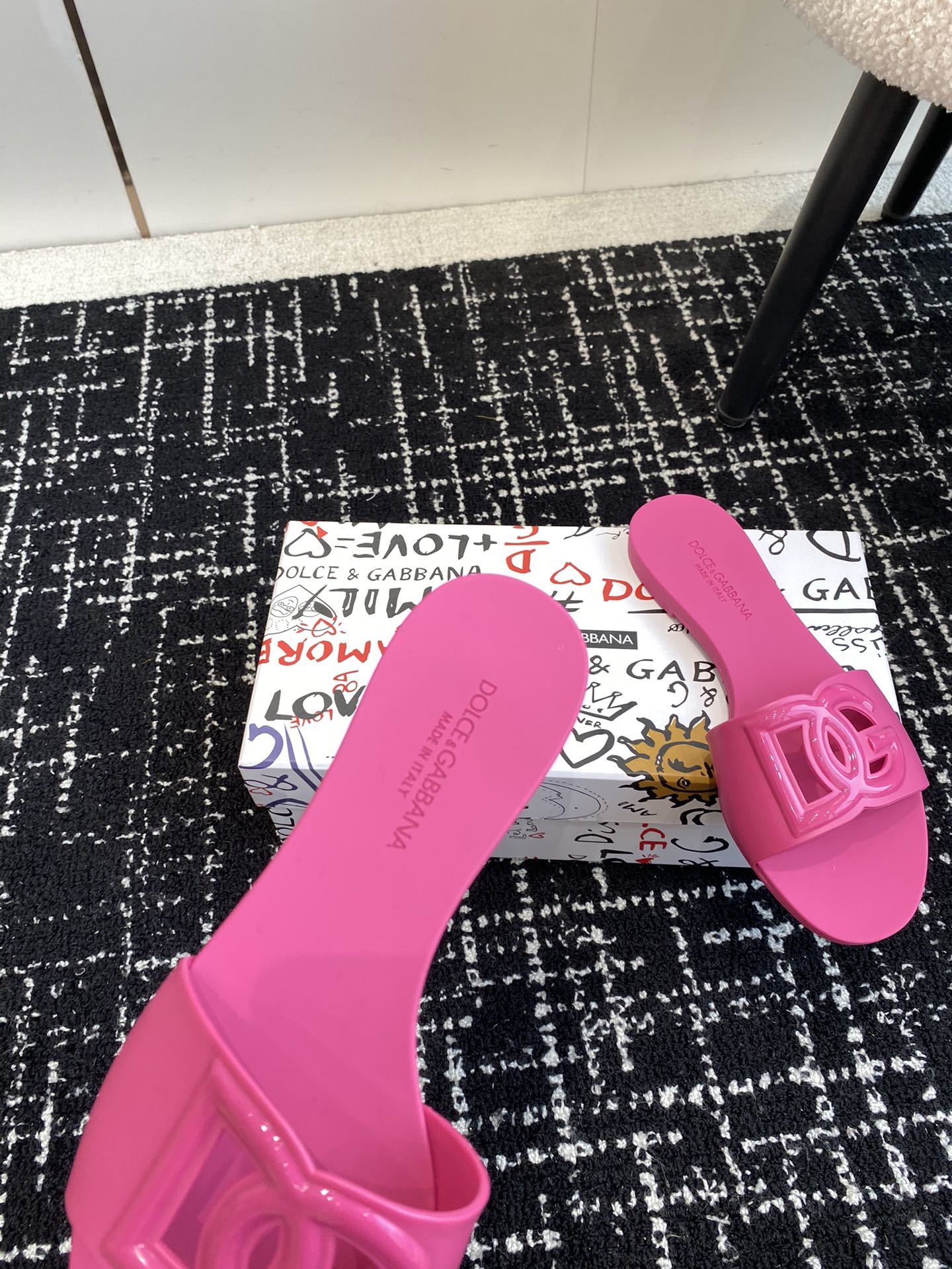 PINK LOGO RUBBER SLIDES