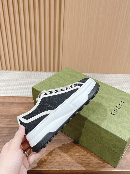 BLACK PLATFORM LOW-TOP SNEAKERS