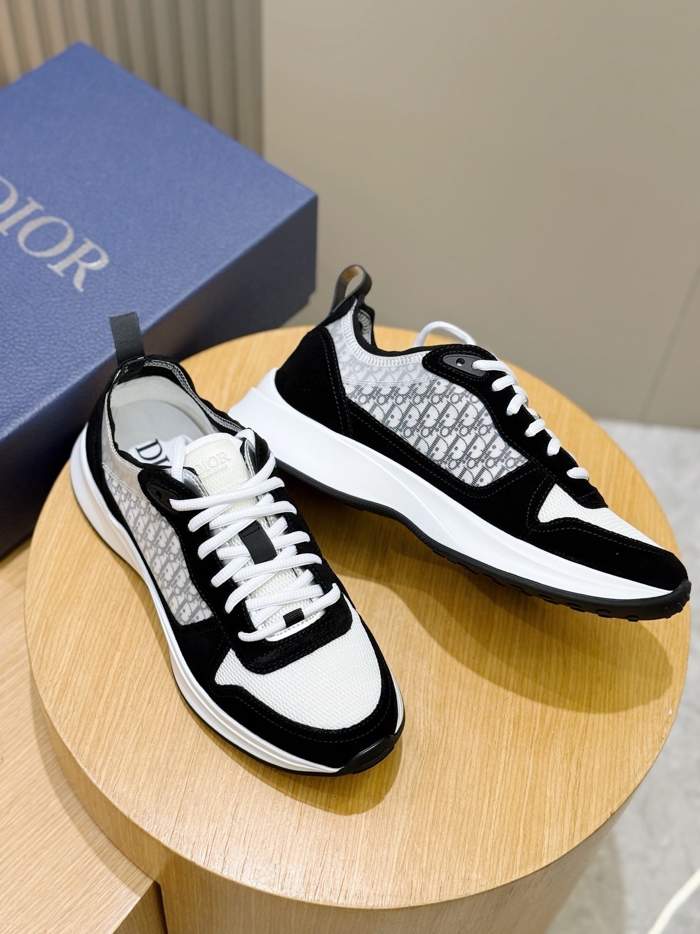 BLACK & WHITE SPORT MESH SNEAKERS