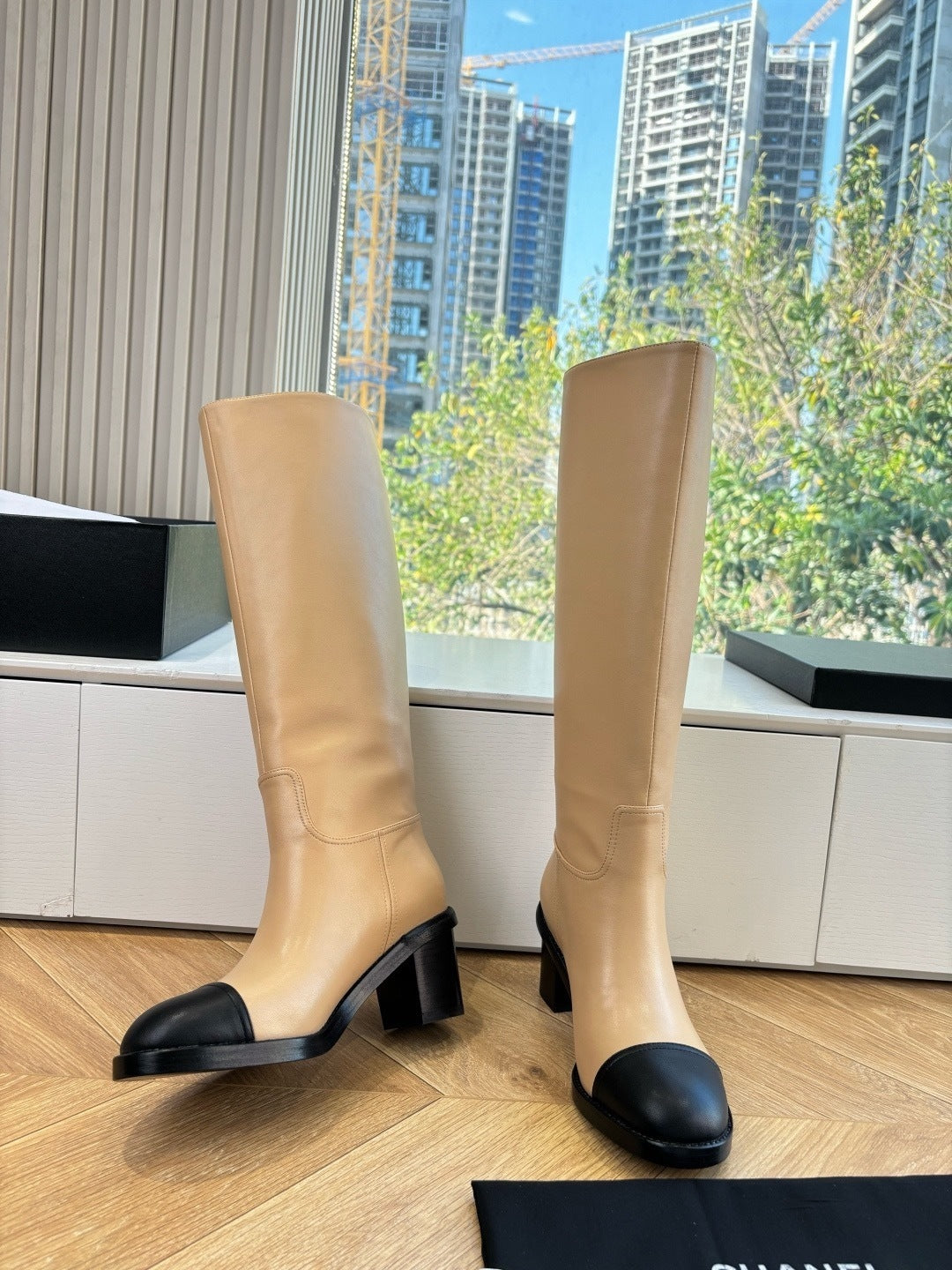 BEIGE LEATHER KNEE-HIGH BOOTS WITH BLACK CAP TOE AND BLOCK HEEL