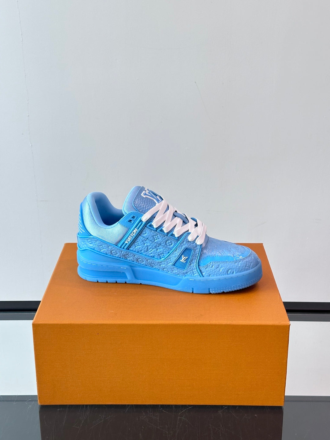 BLAUE MONOGRAMM-SNEAKER MIT NIEDRIGEM TOP-SCHNITTEN