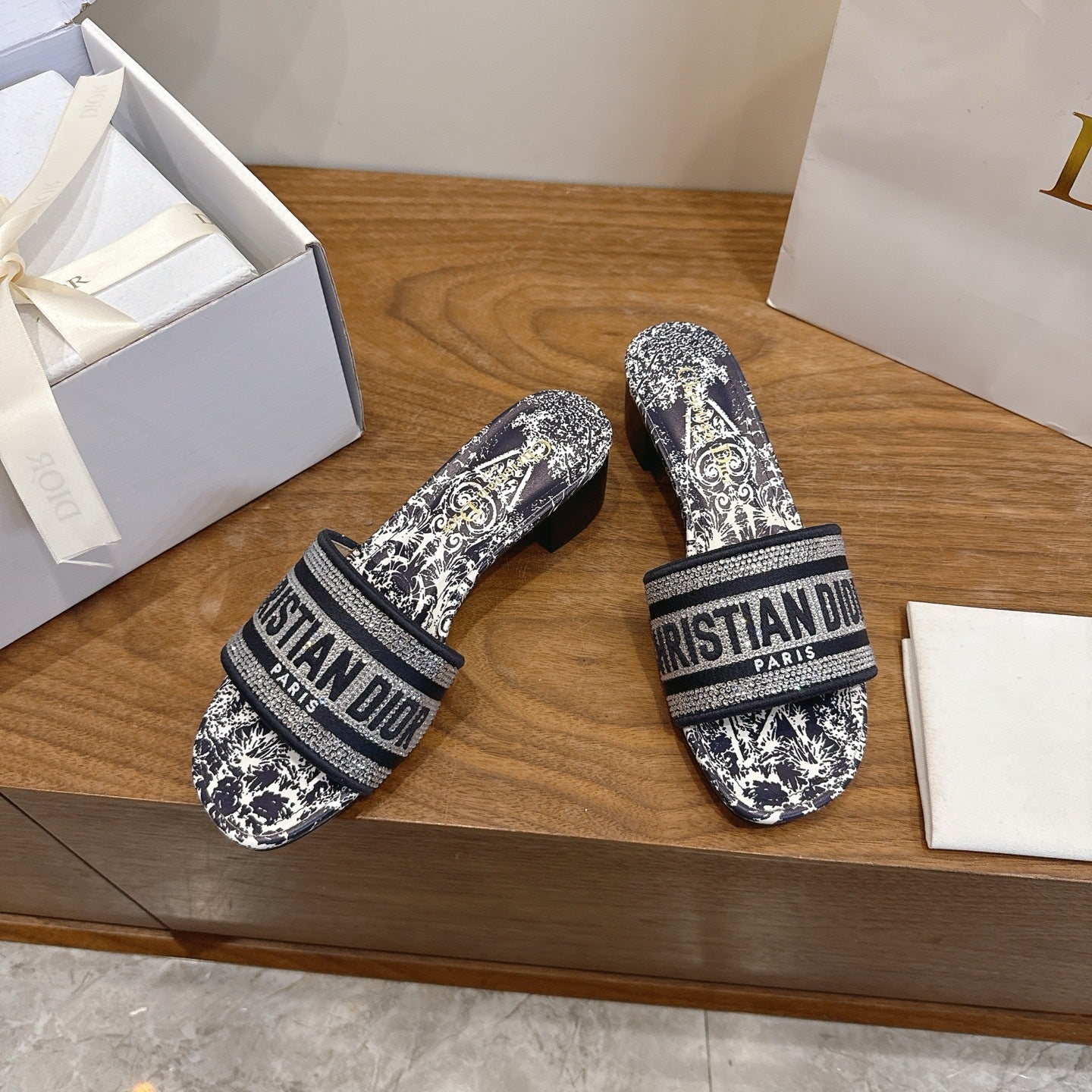 BLACK & WHITE TOILE LOGO SLIDE SANDALS