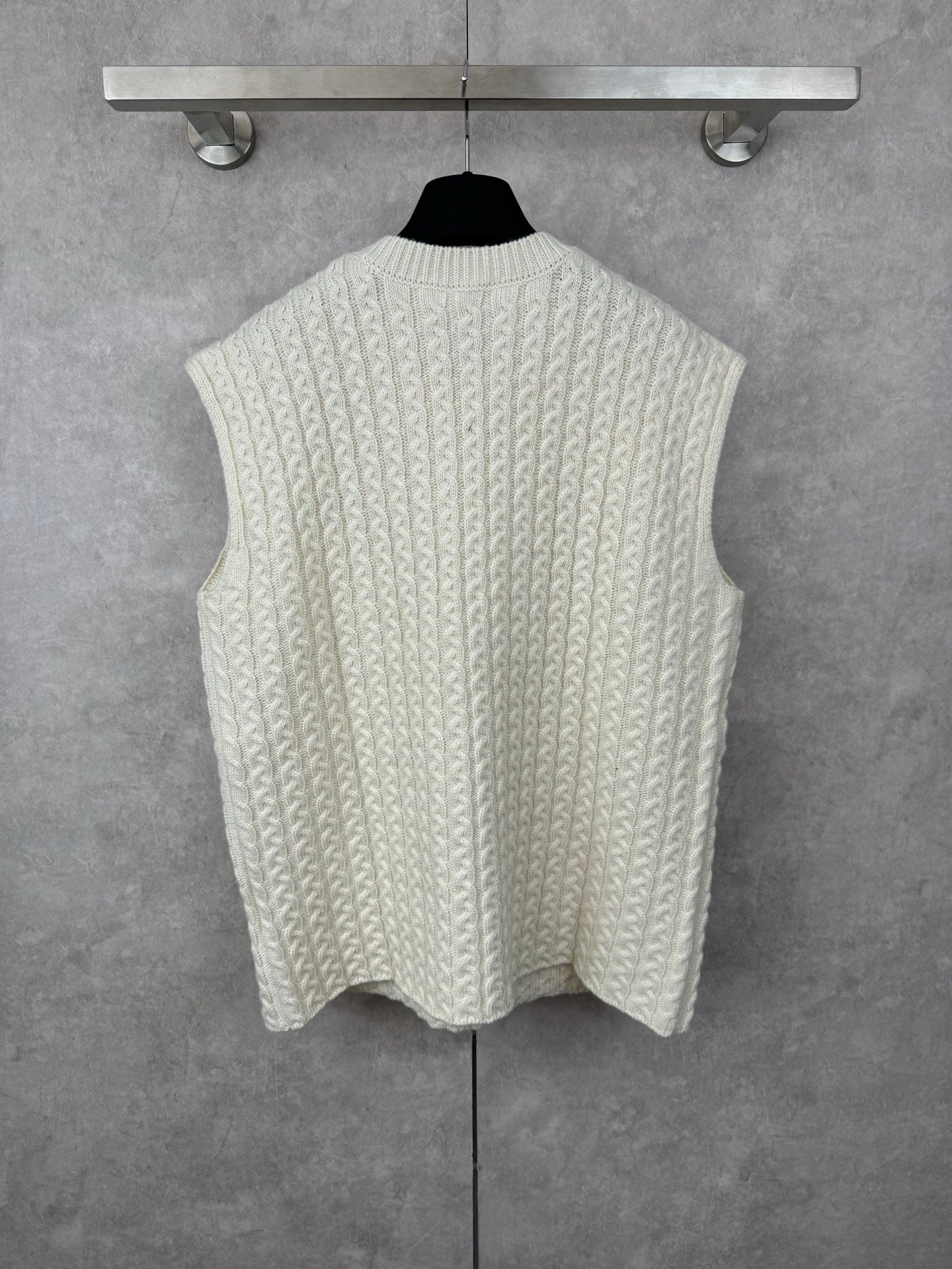 CABLE KNIT CREW NECK VEST