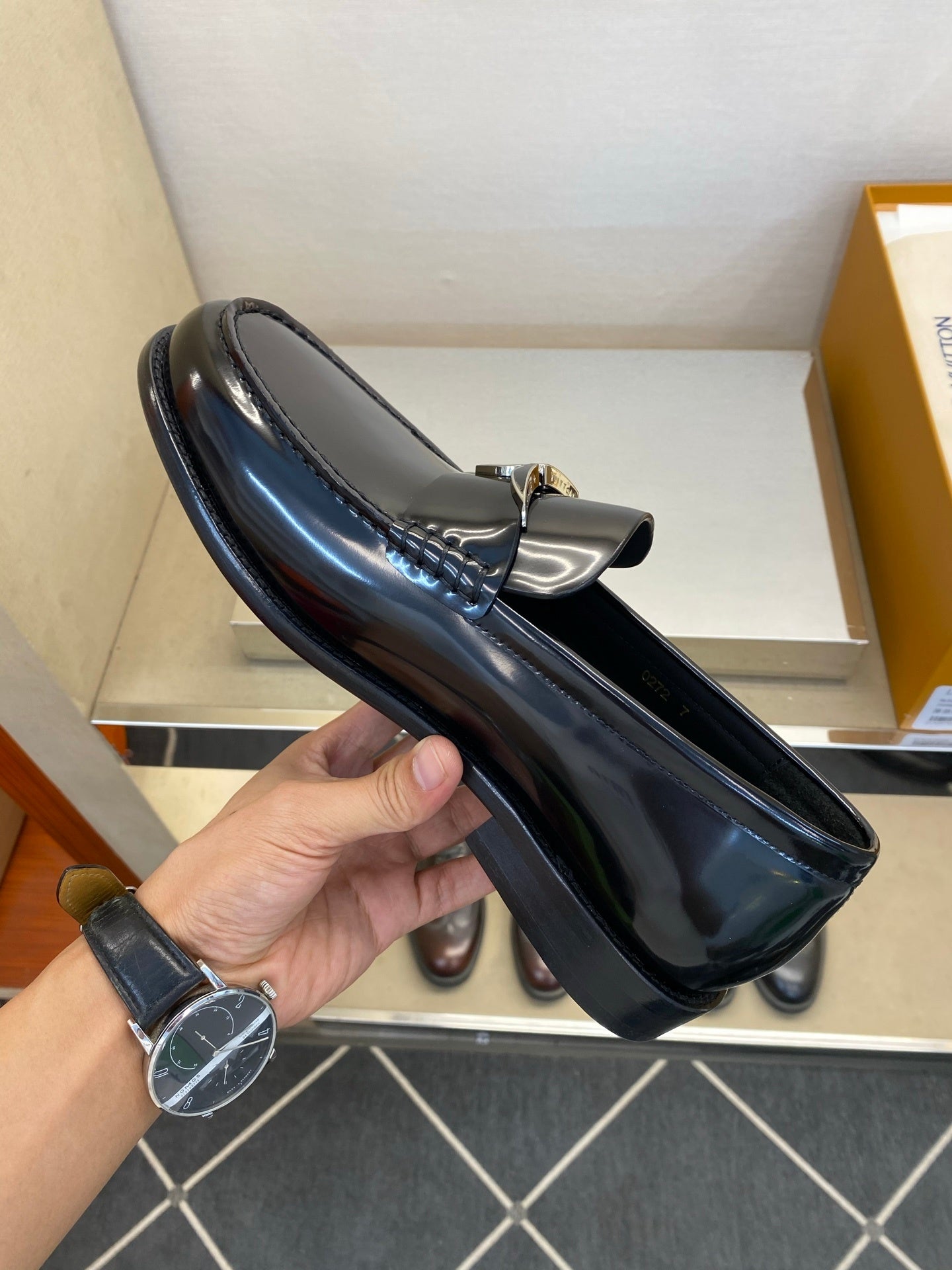 Lackleder-Loafer mit Metallbeschlag