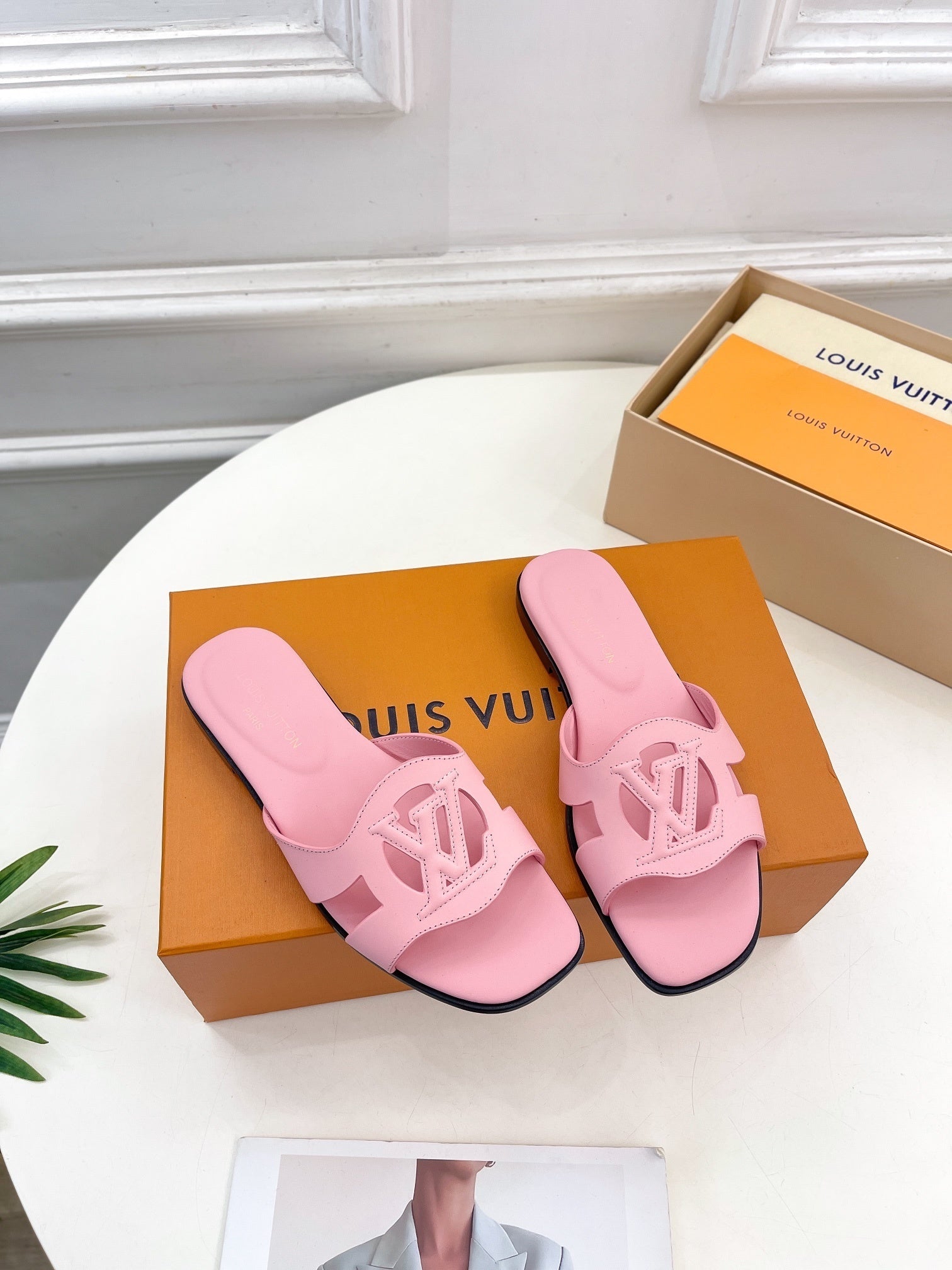 PASTEL PINK LOGO CUT-OUT FLAT SLIDES