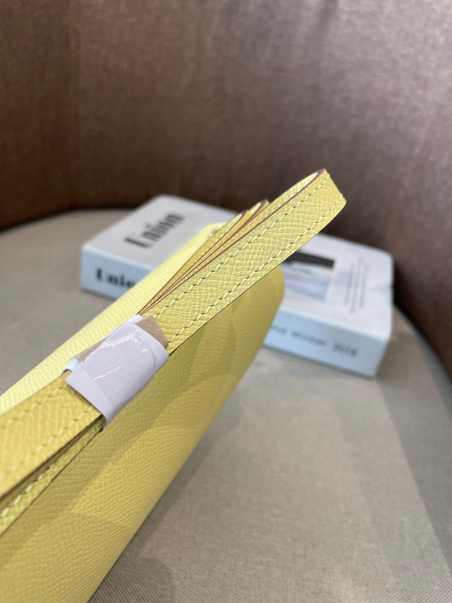 Pastellgelbe, strukturierte Umhängetasche