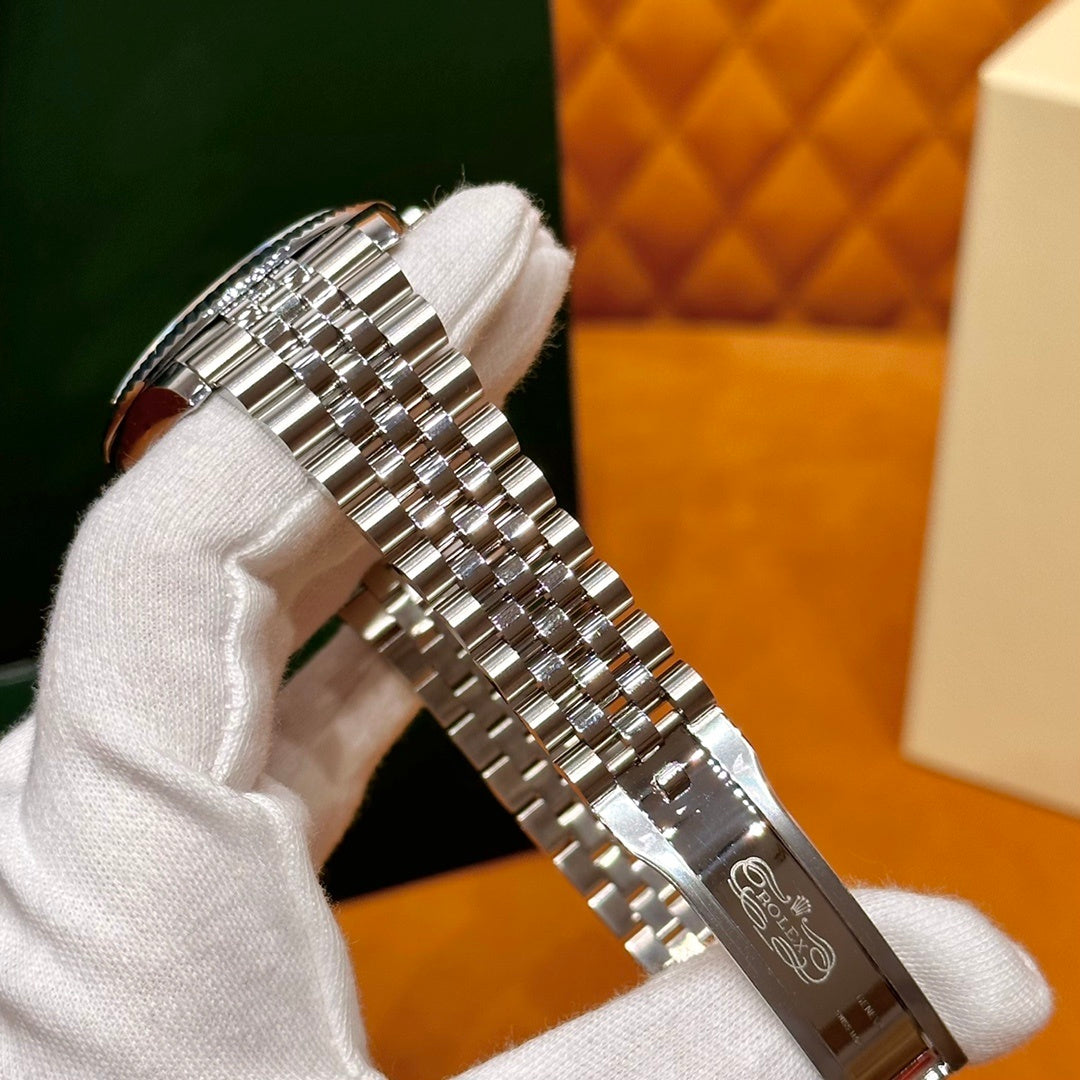 ELEGANT SILVER CLASSIC WATCH