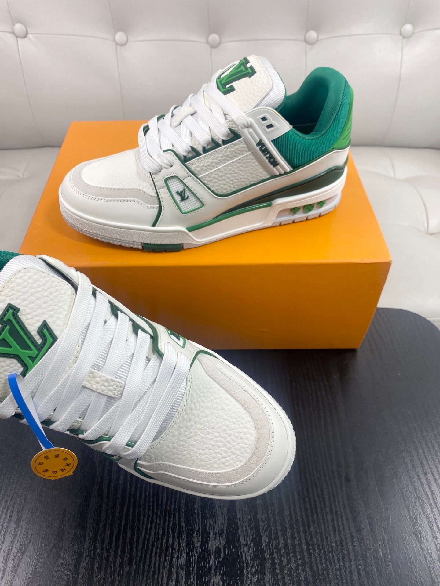 LOW-TOP LEATHER SNEAKERS WITH GREEN ACCENTS