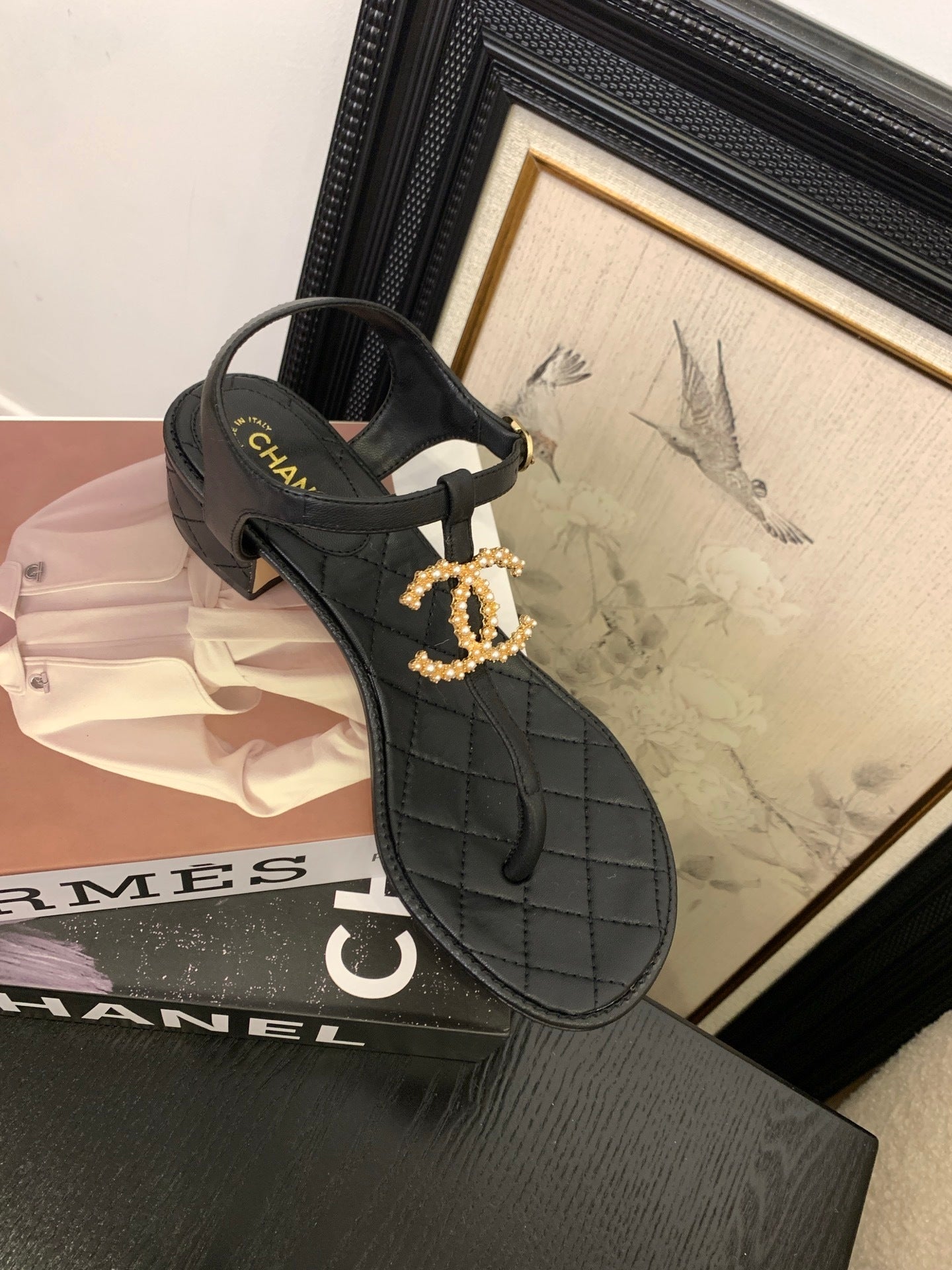 QUILTED PEARL THONG SANDALS – BLACK